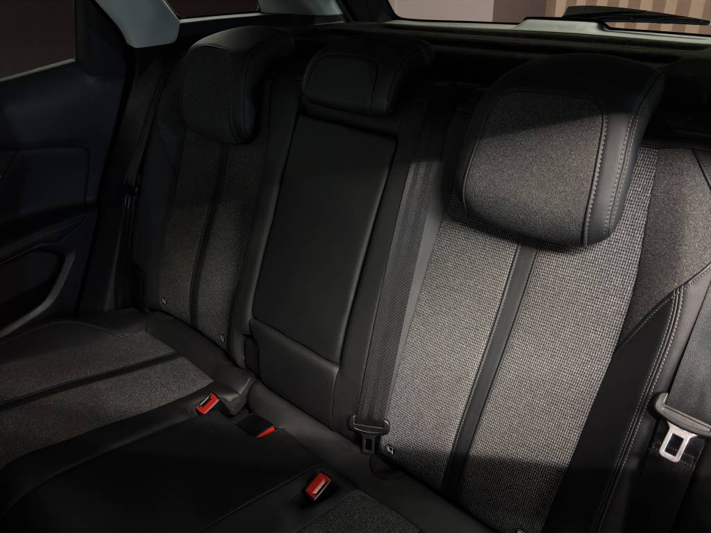 PEUGEOT 3008 1.2 PureTech Allure EAT-image-8