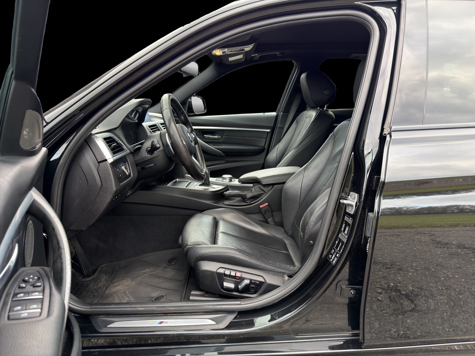 BMW 330d xDrive Touring Edition M Sport Steptronic-image-9