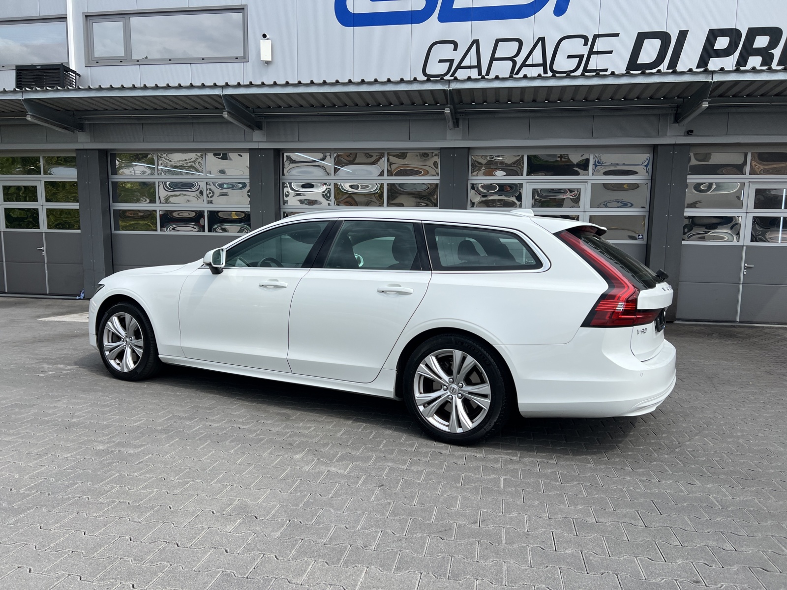 VOLVO V90 B4 Benzin Mild Hybrid Momentum Geartronic-image-2