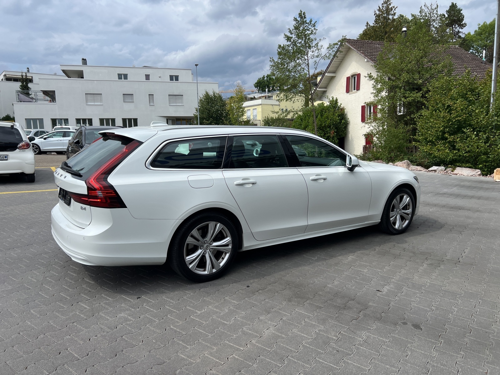 VOLVO V90 B4 Benzin Mild Hybrid Momentum Geartronic-image-3