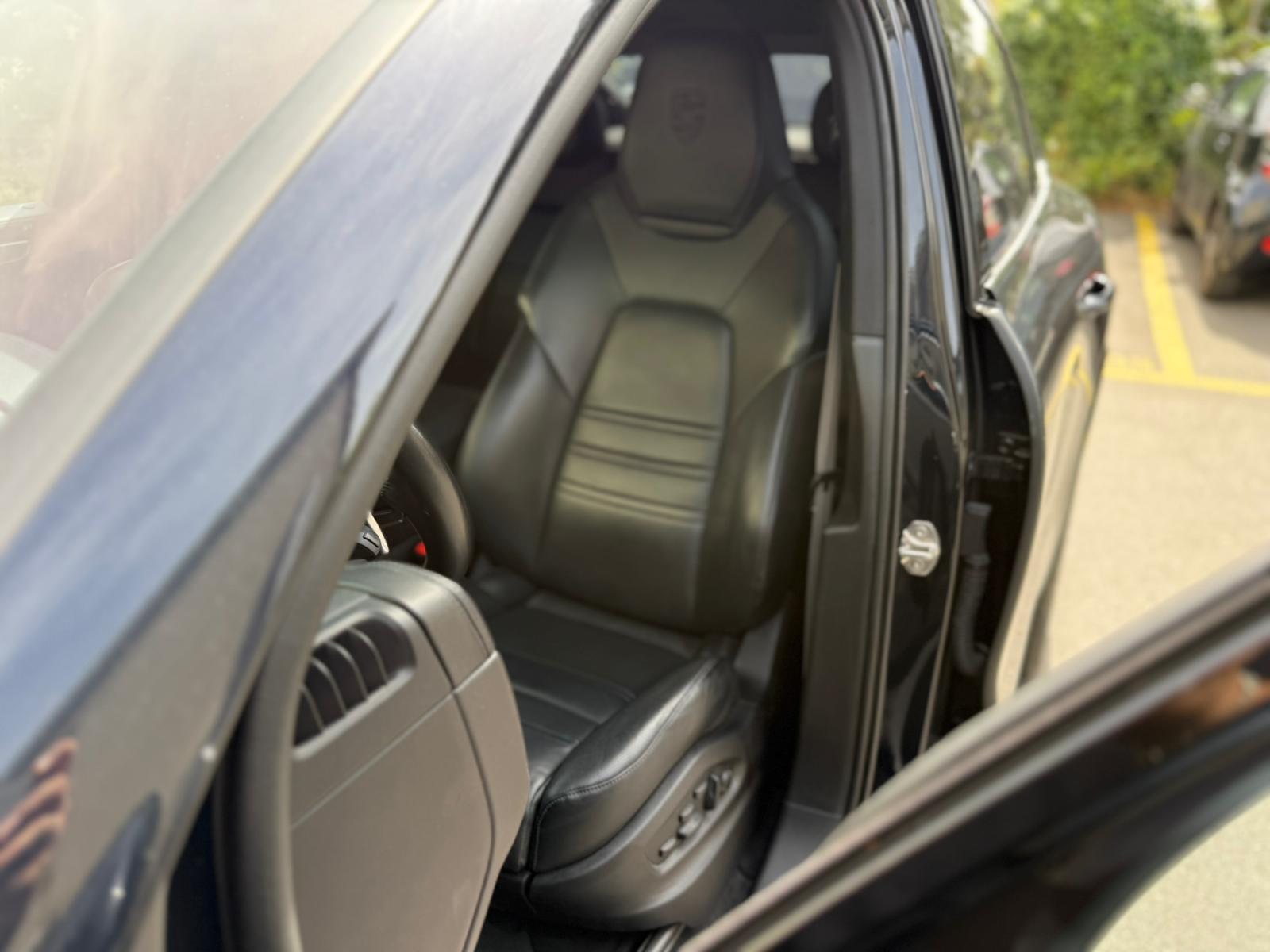 PORSCHE 3.0 V6 E-Hybrid Platinum Edition-image-13