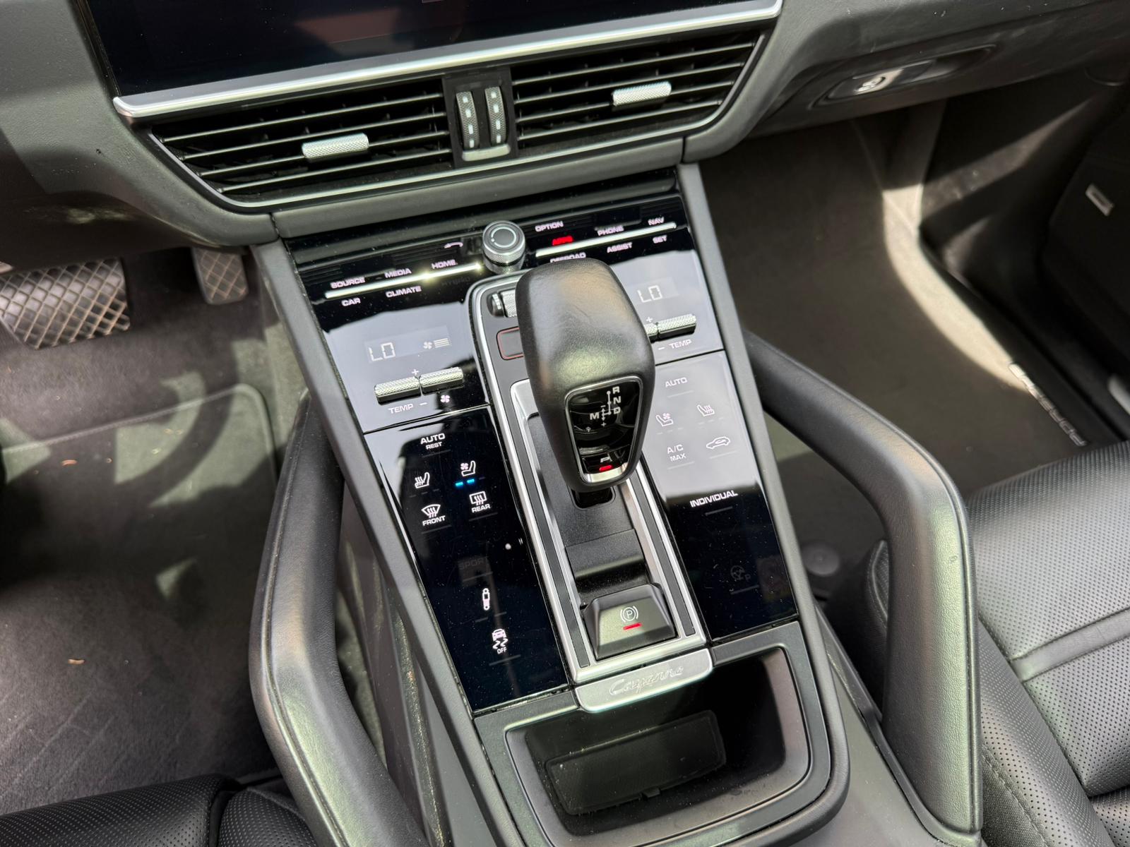 PORSCHE 3.0 V6 E-Hybrid Platinum Edition-image-10