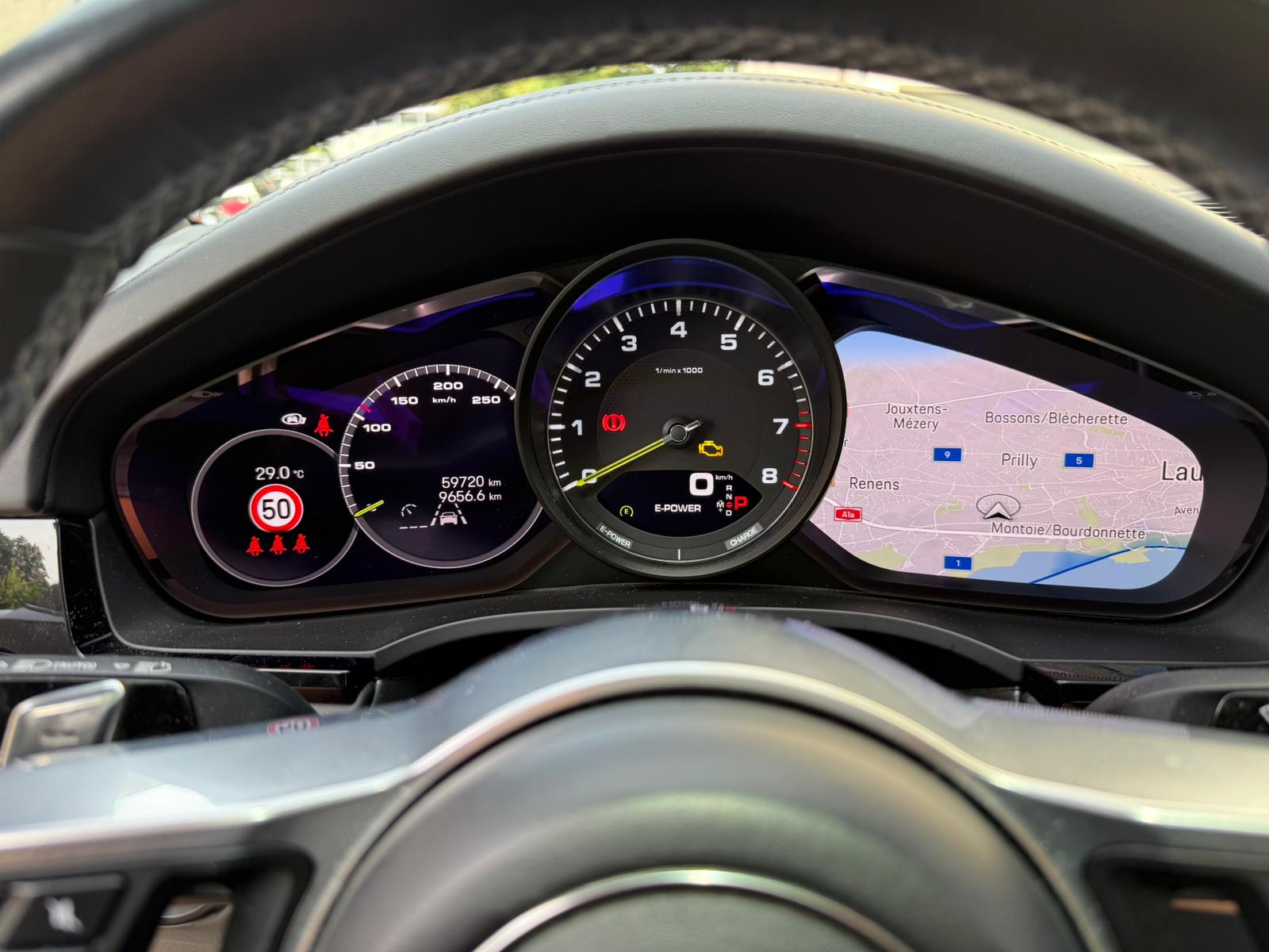 PORSCHE 3.0 V6 E-Hybrid Platinum Edition-image-11