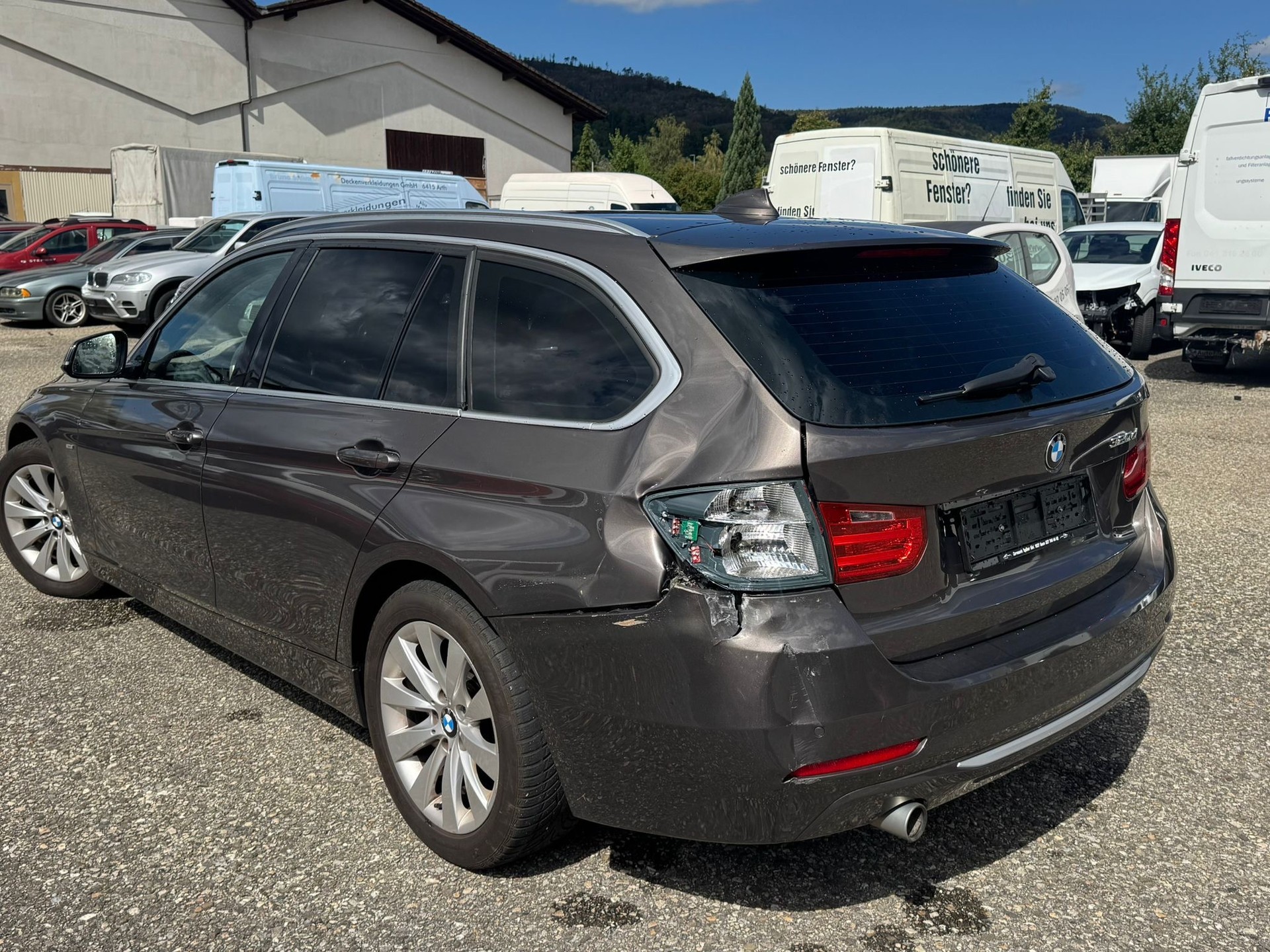 BMW 320d Touring Luxury Line-showroom-element-3