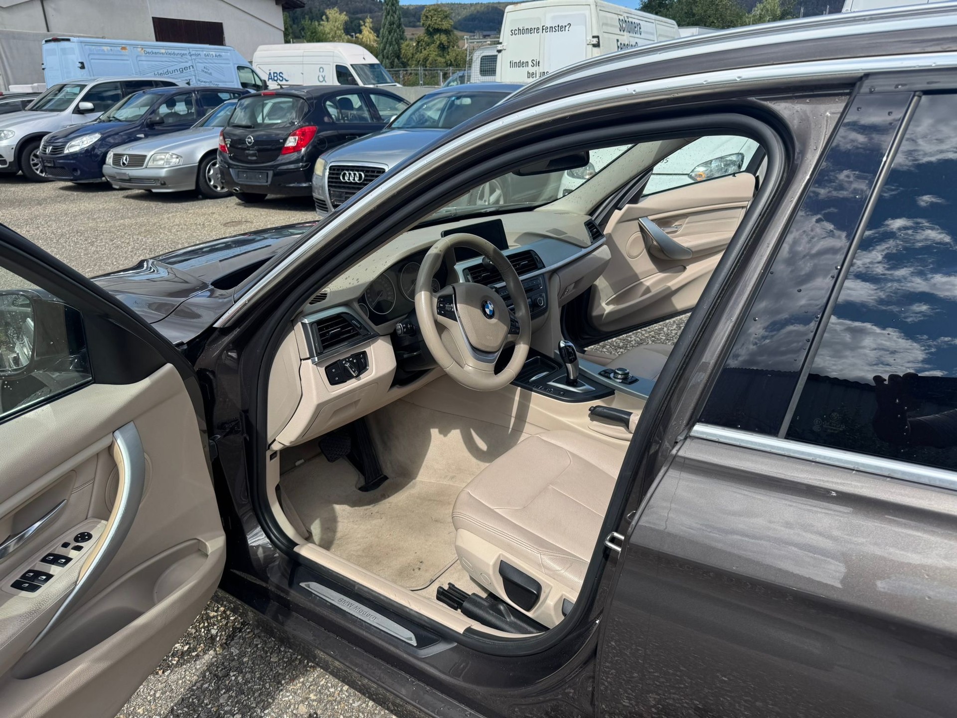 BMW 320d Touring Luxury Line-image-6