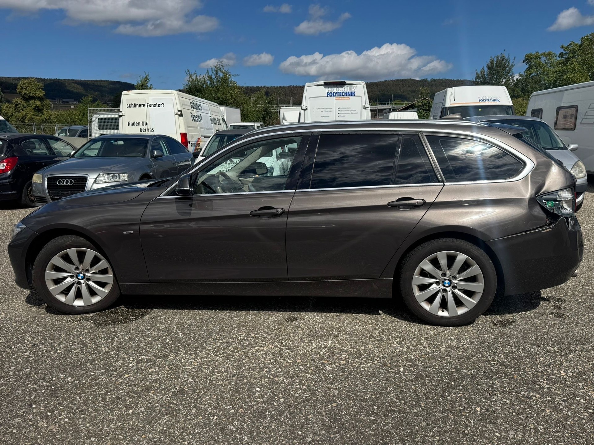 BMW 320d Touring Luxury Line-showroom-element-1