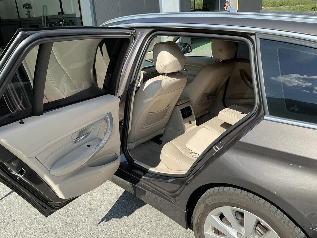 BMW 320d Touring Luxury Line-image-12