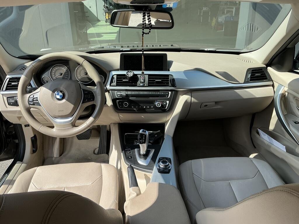 BMW 320d Touring Luxury Line-image-10