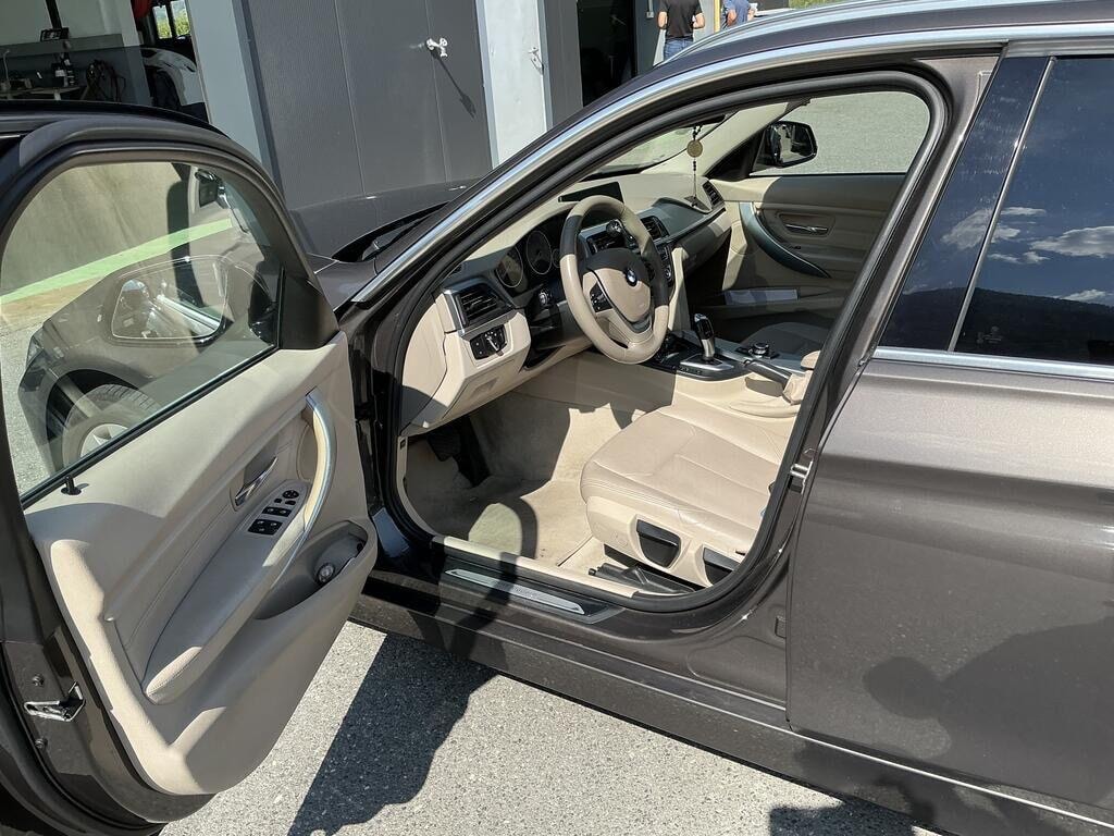 BMW 320d Touring Luxury Line-image-13