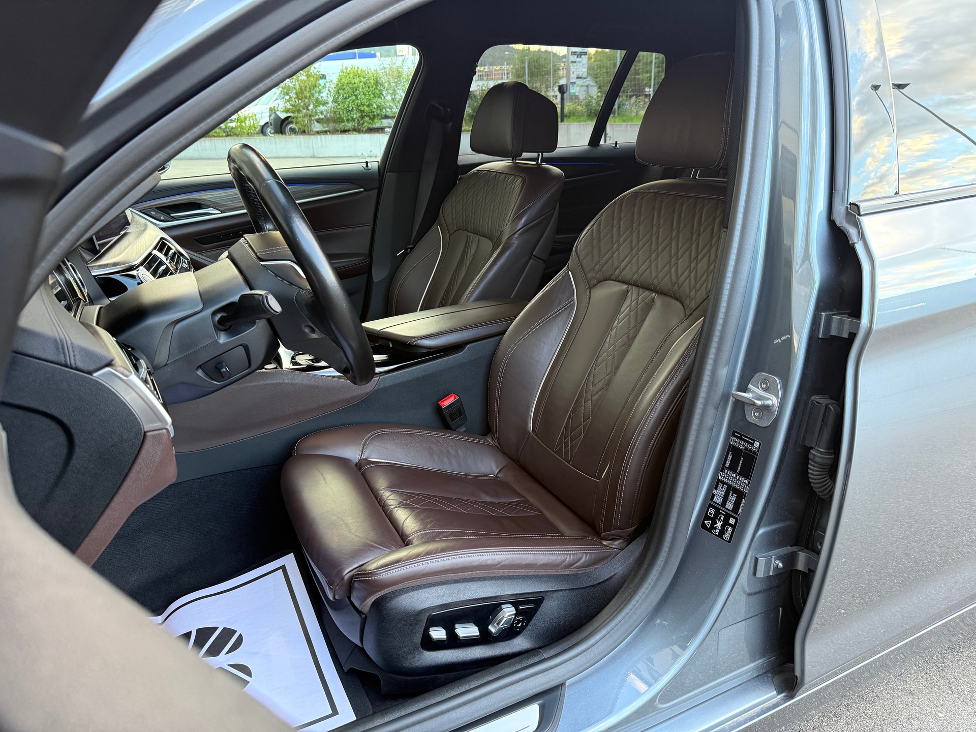 BMW 540d xDrive Touring Luxury Line Steptronic-image-10