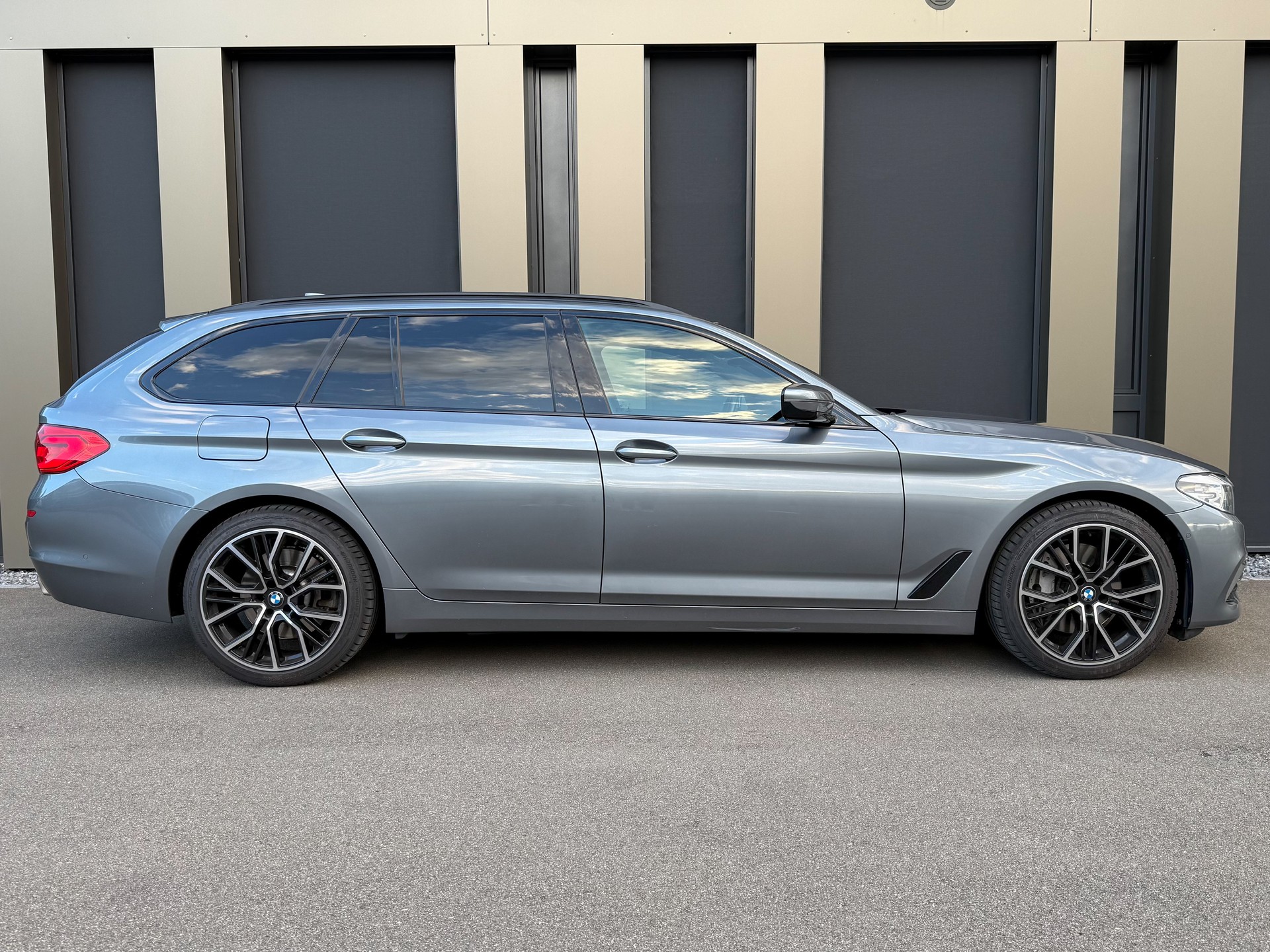 BMW 540d xDrive Touring Luxury Line Steptronic-image-5