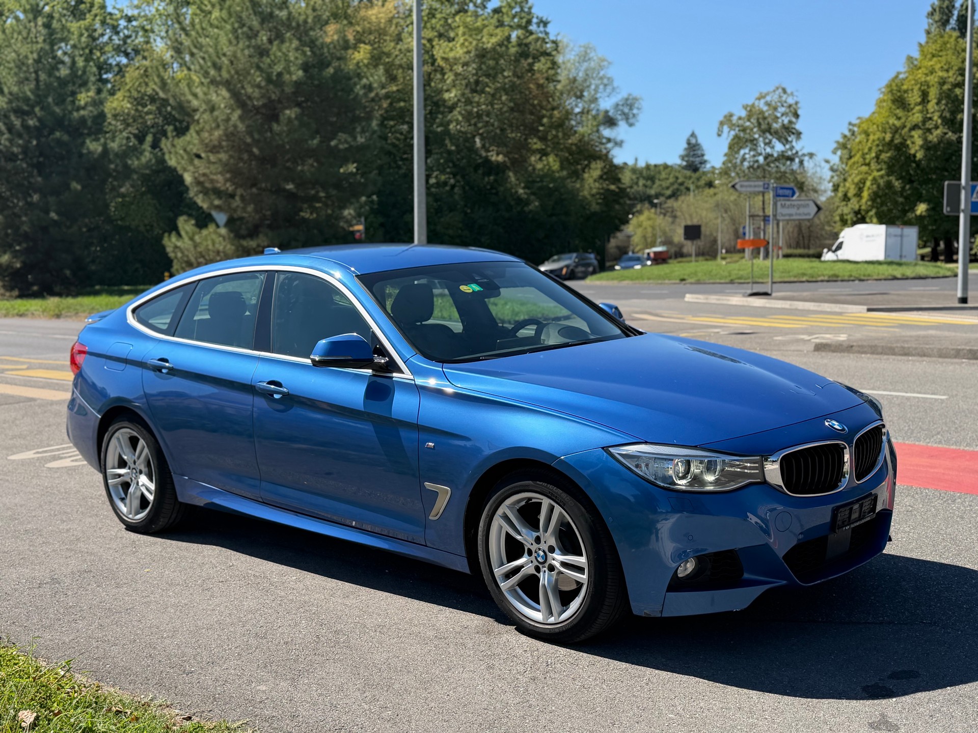 BMW 320d GT xDrive pack M-image-1