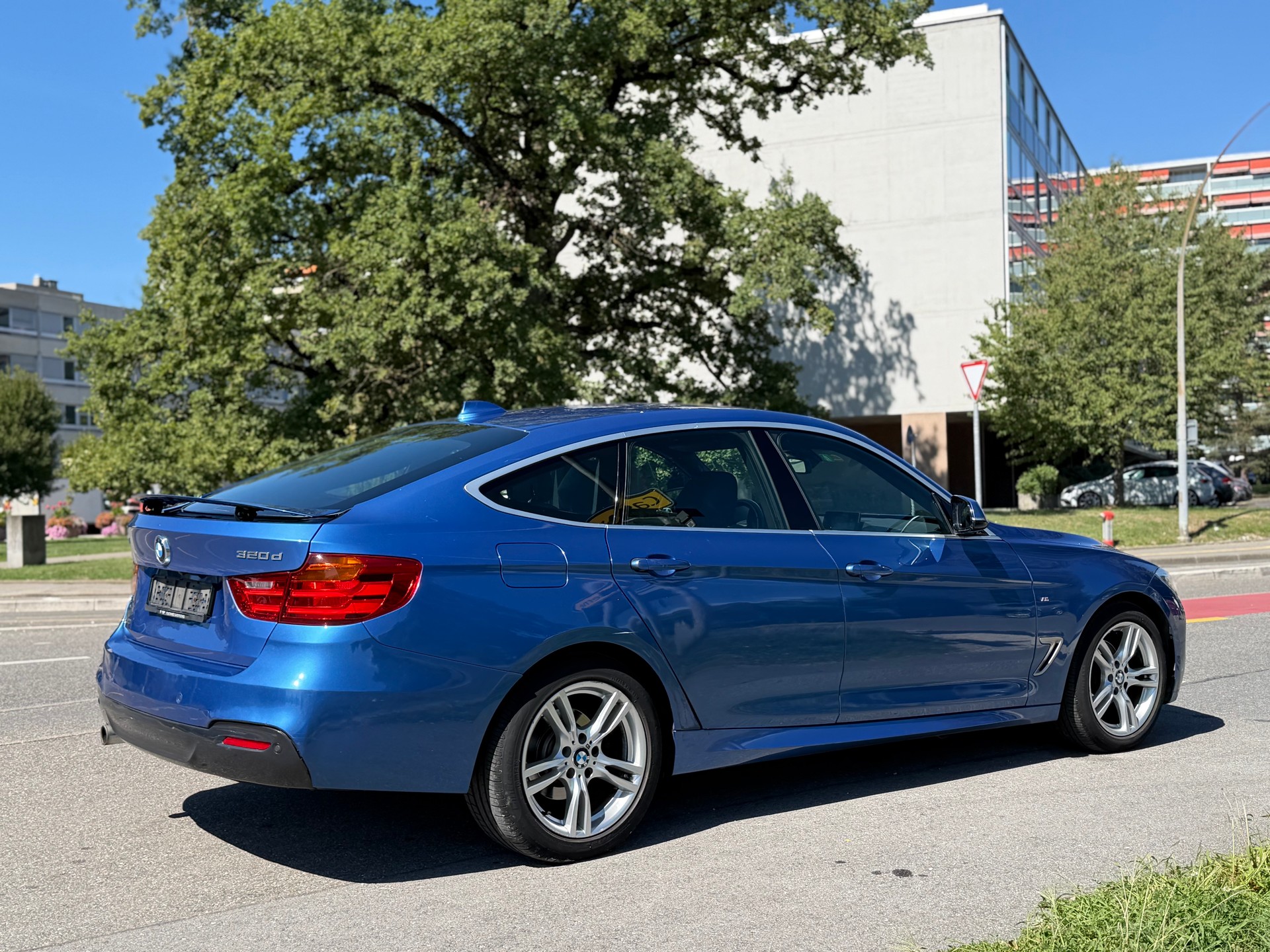 BMW 320d GT xDrive pack M-image-6