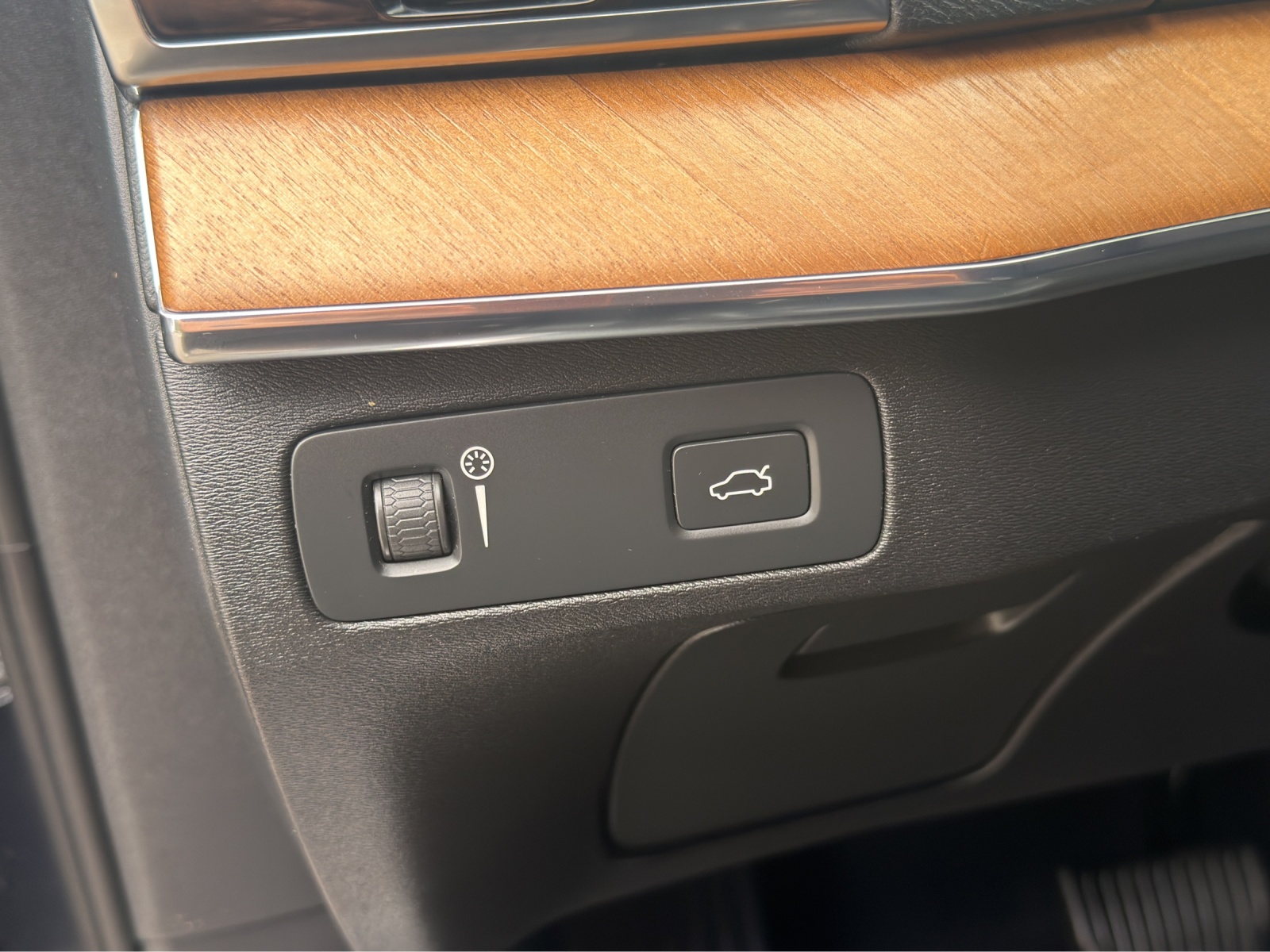 VOLVO XC90 D5 AWD Momentum Geartronic-image-24