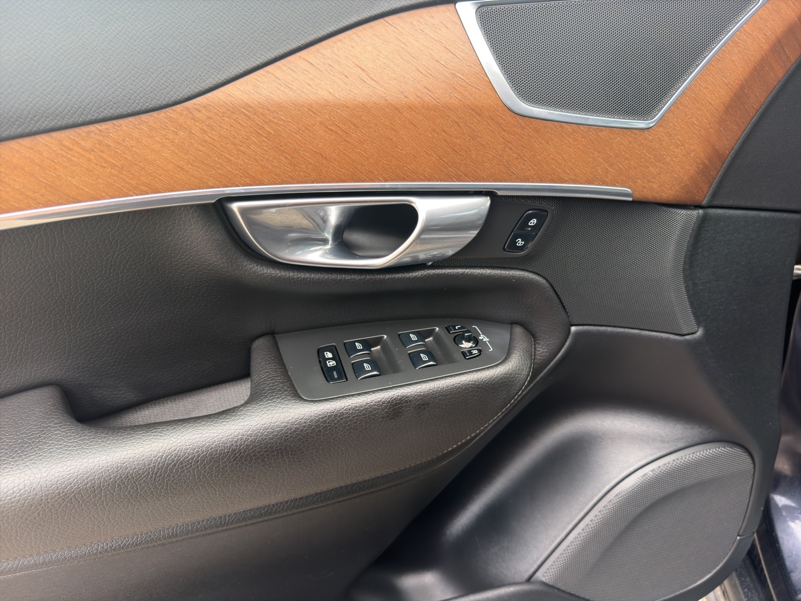VOLVO XC90 D5 AWD Momentum Geartronic-image-23