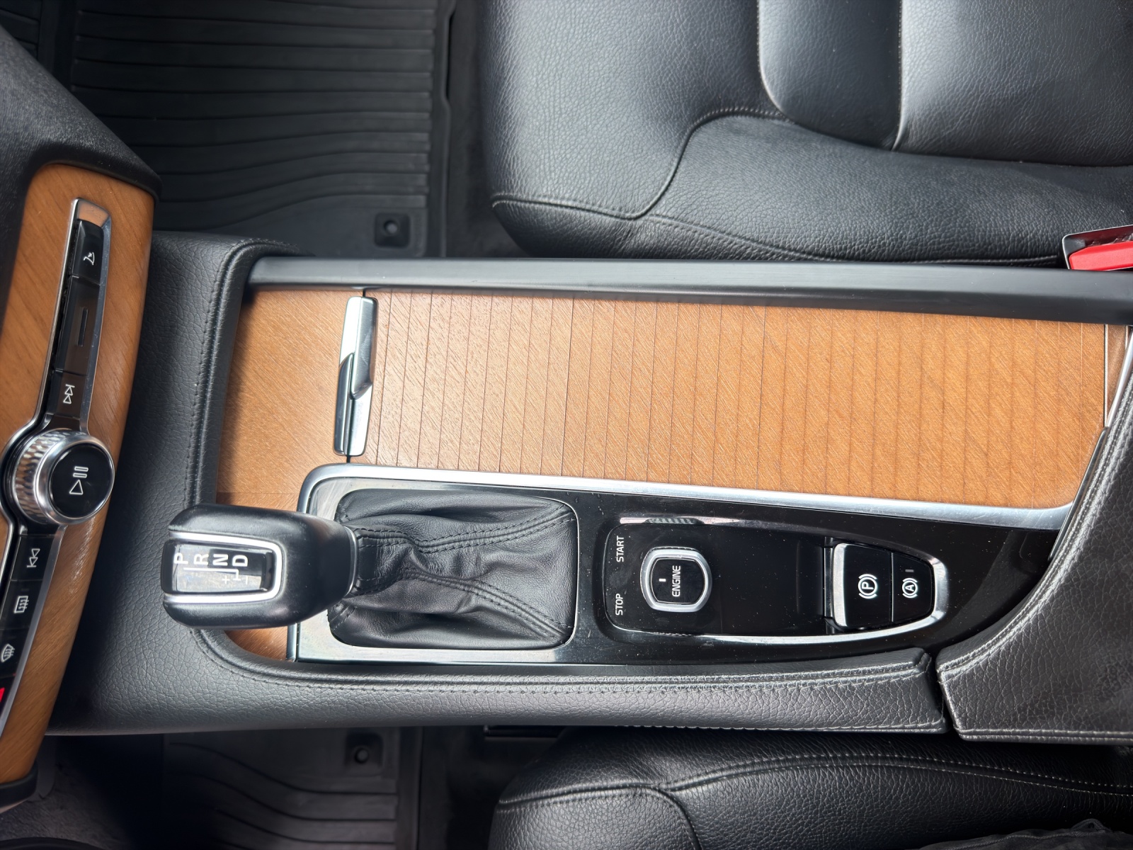 VOLVO XC90 D5 AWD Momentum Geartronic-image-25