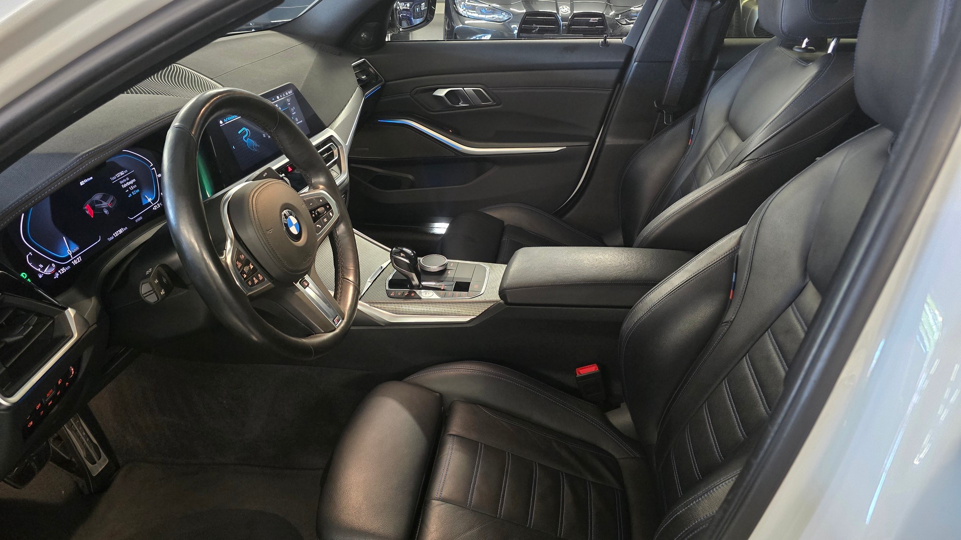 BMW 330e Steptronic M Sport-image-16