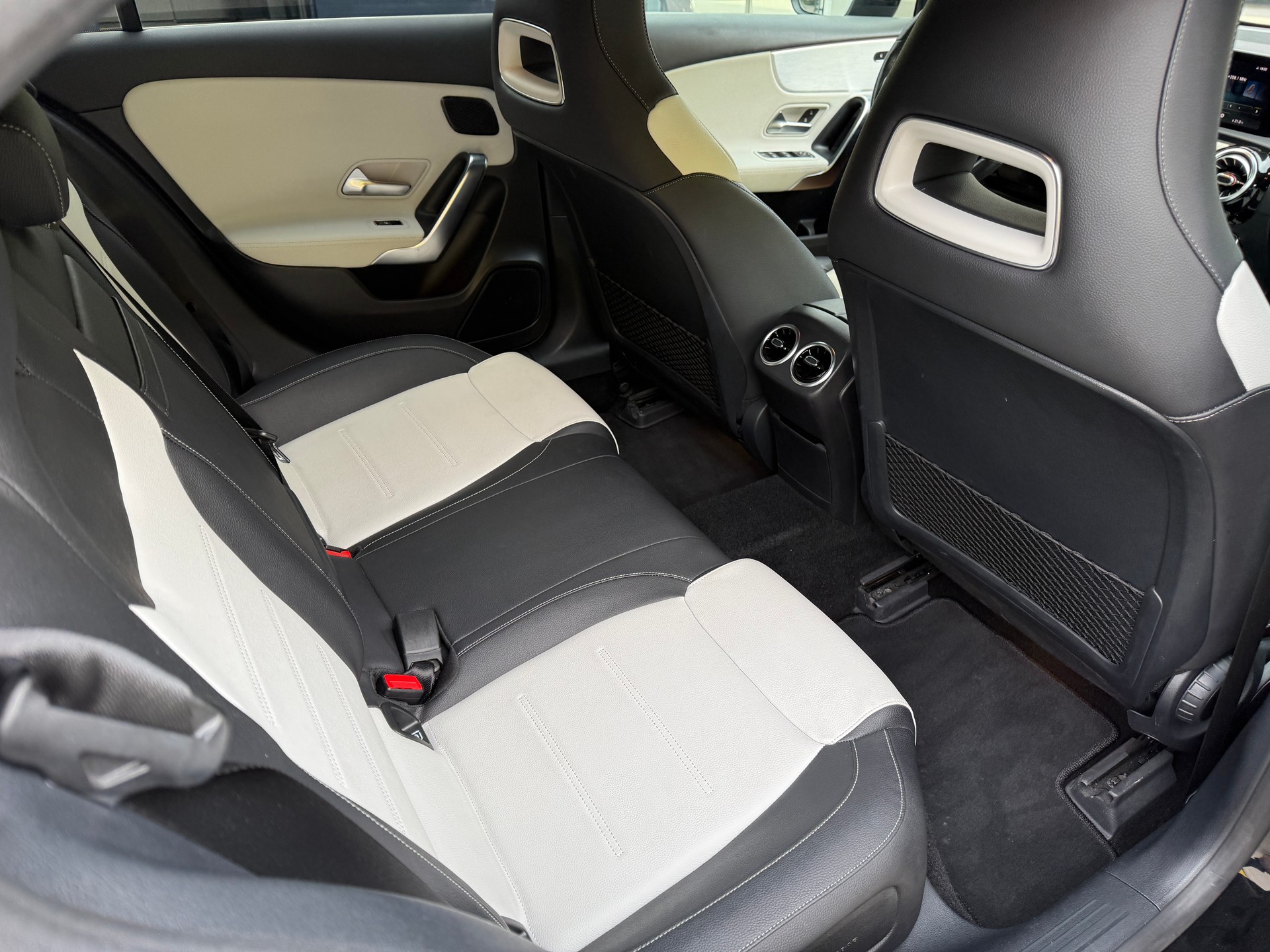 MERCEDES-BENZ A 250 4Matic AMG Line 4Matic 7G-DCT-image-8