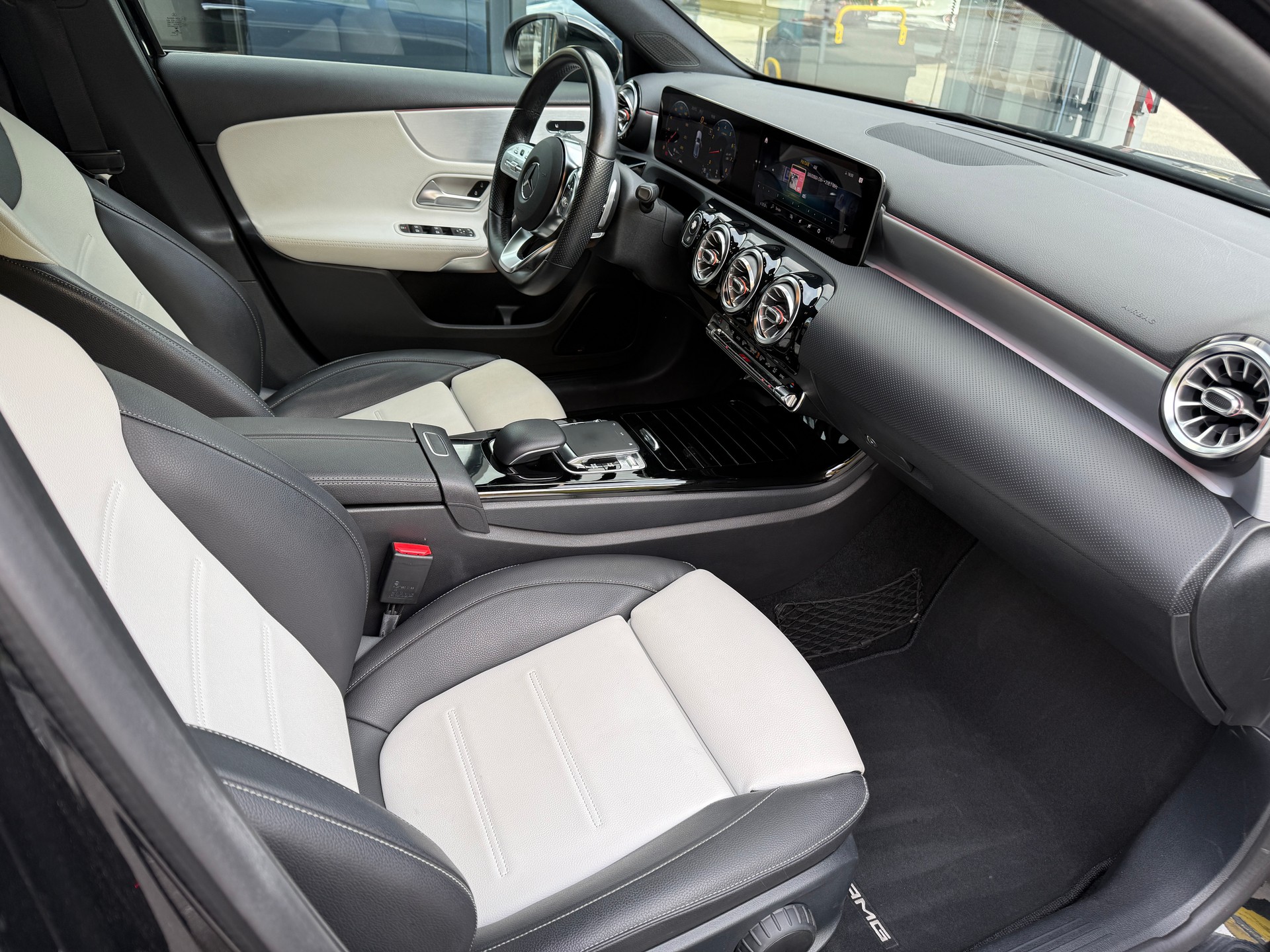 MERCEDES-BENZ A 250 4Matic AMG Line 4Matic 7G-DCT-image-10