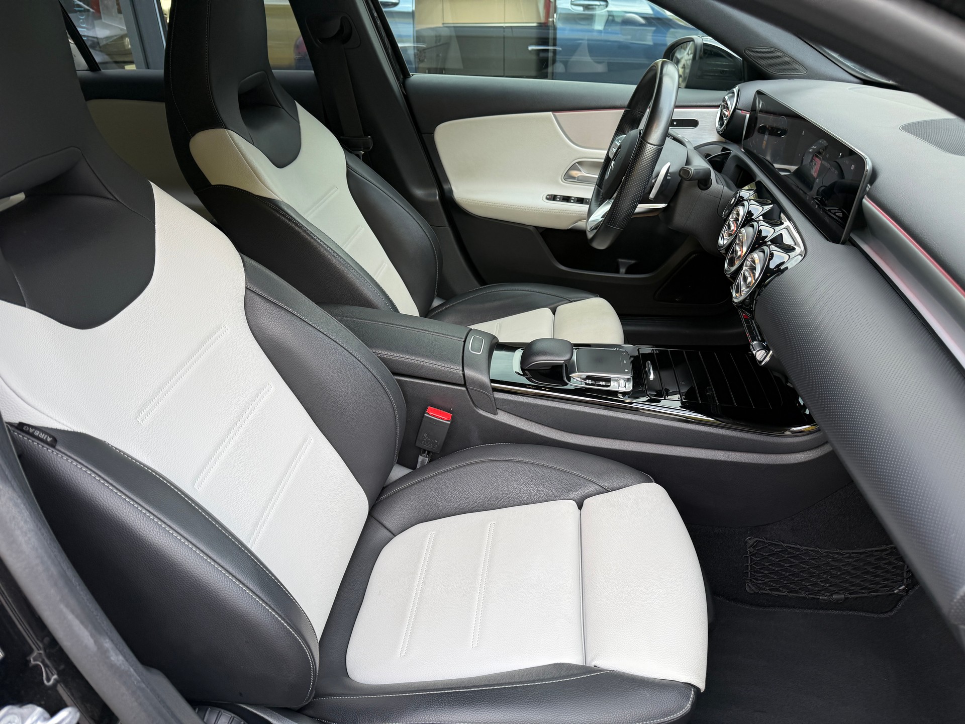 MERCEDES-BENZ A 250 4Matic AMG Line 4Matic 7G-DCT-image-11