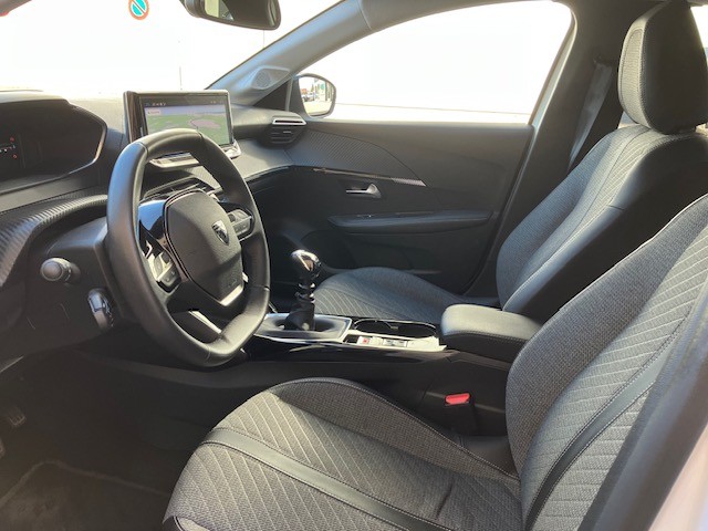 PEUGEOT 208 1.2 PureTech Allure-image-6