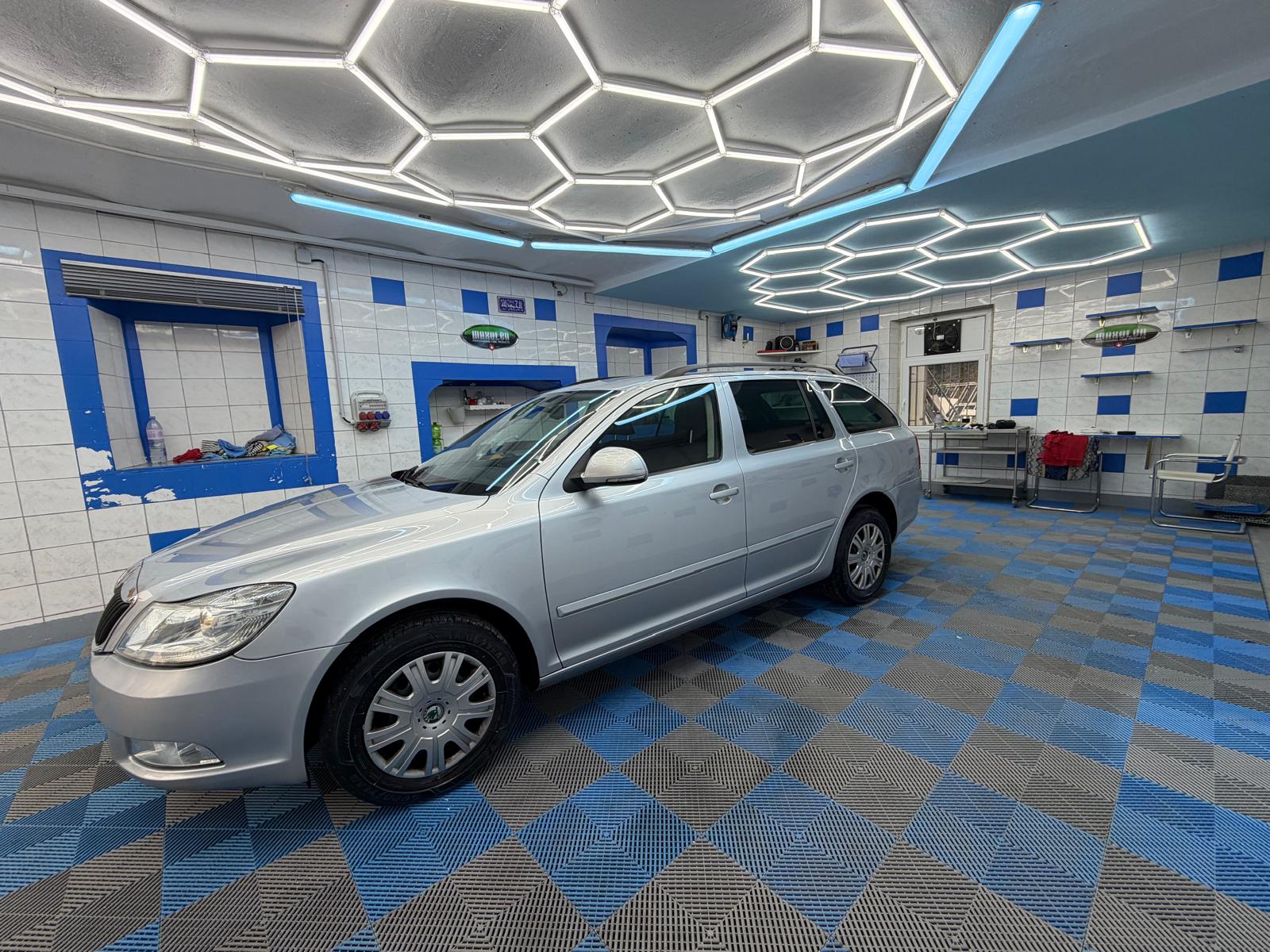 SKODA Octavia Combi 1.6 TDI Active-image-2