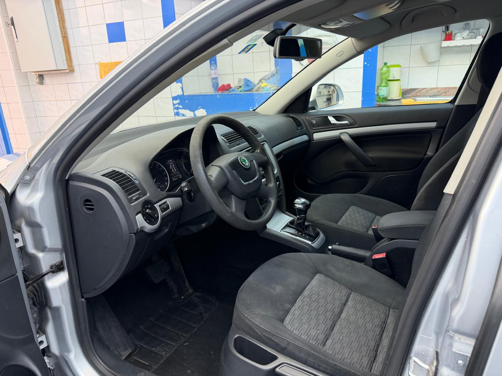 SKODA Octavia Combi 1.6 TDI Active-image-12