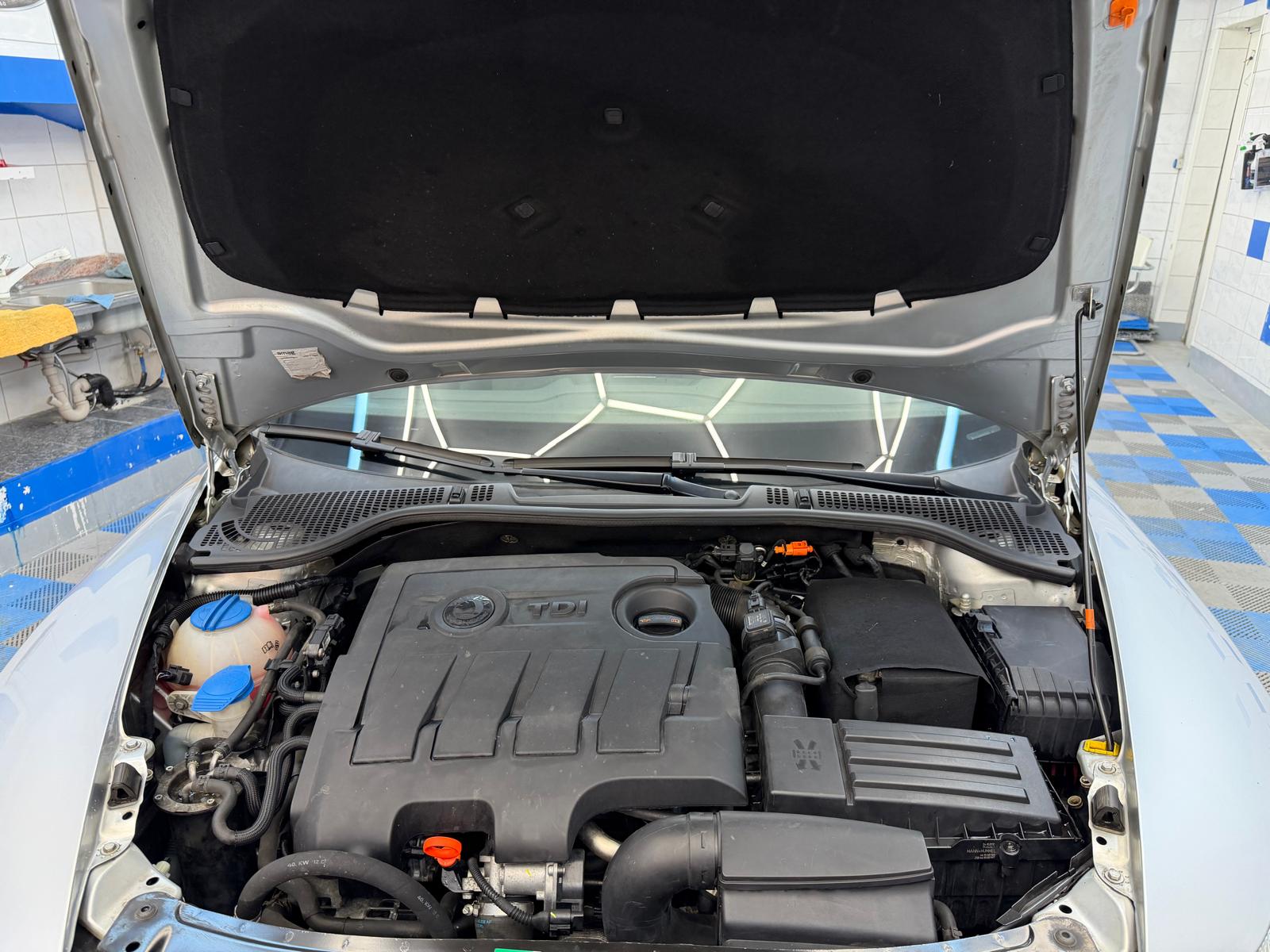 SKODA Octavia Combi 1.6 TDI Active-image-10