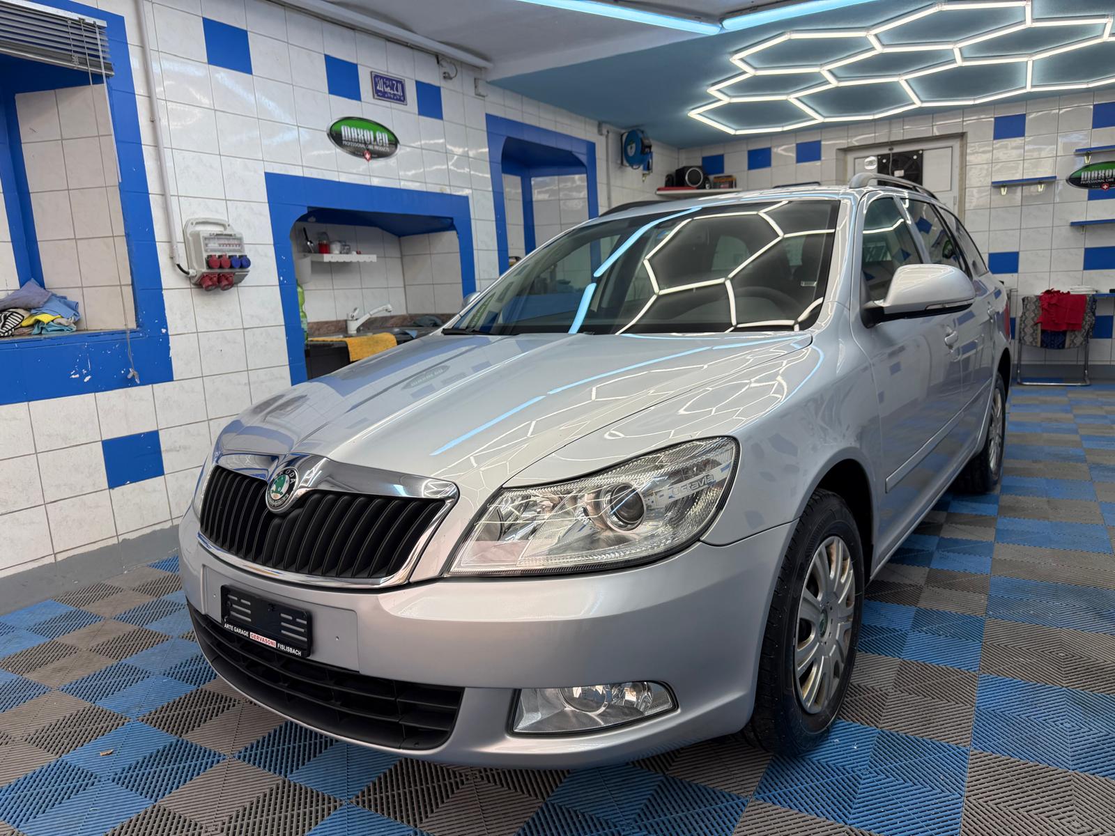 SKODA Octavia Combi 1.6 TDI Active-image-1
