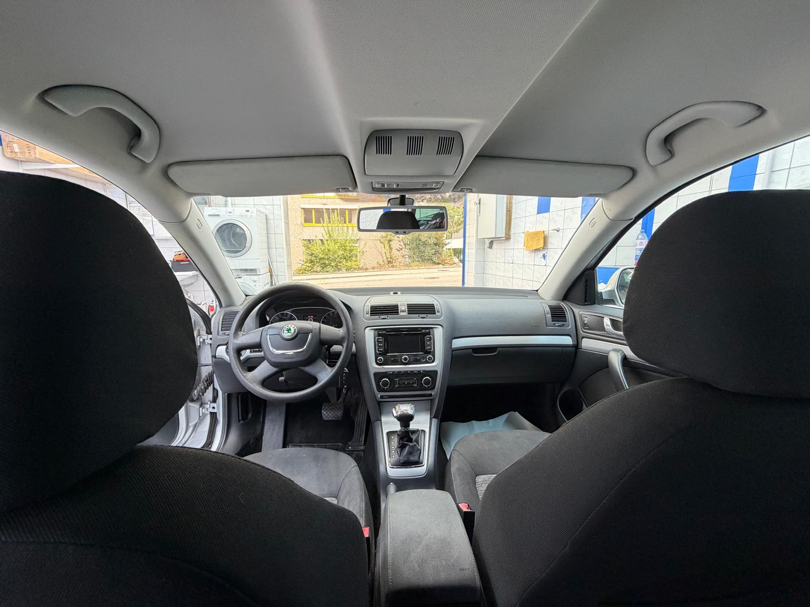 SKODA Octavia Combi 1.6 TDI Active-image-9