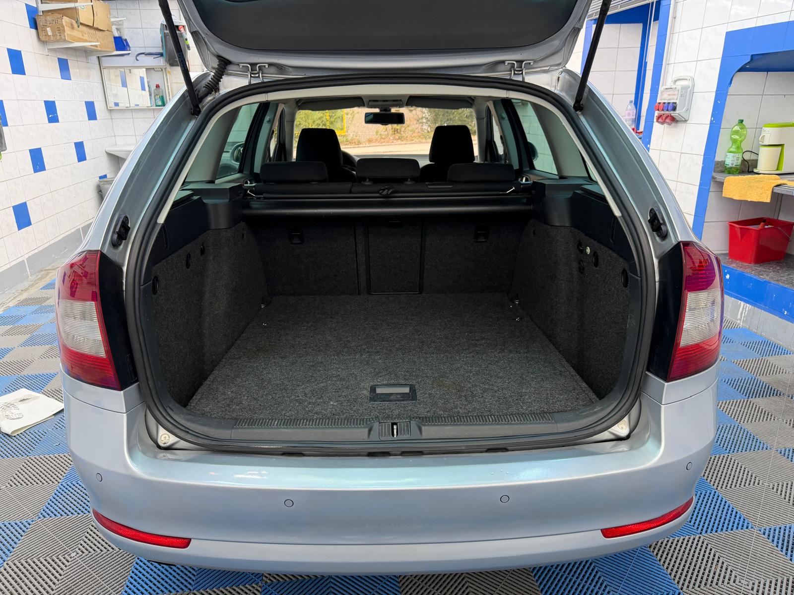 SKODA Octavia Combi 1.6 TDI Active-image-8