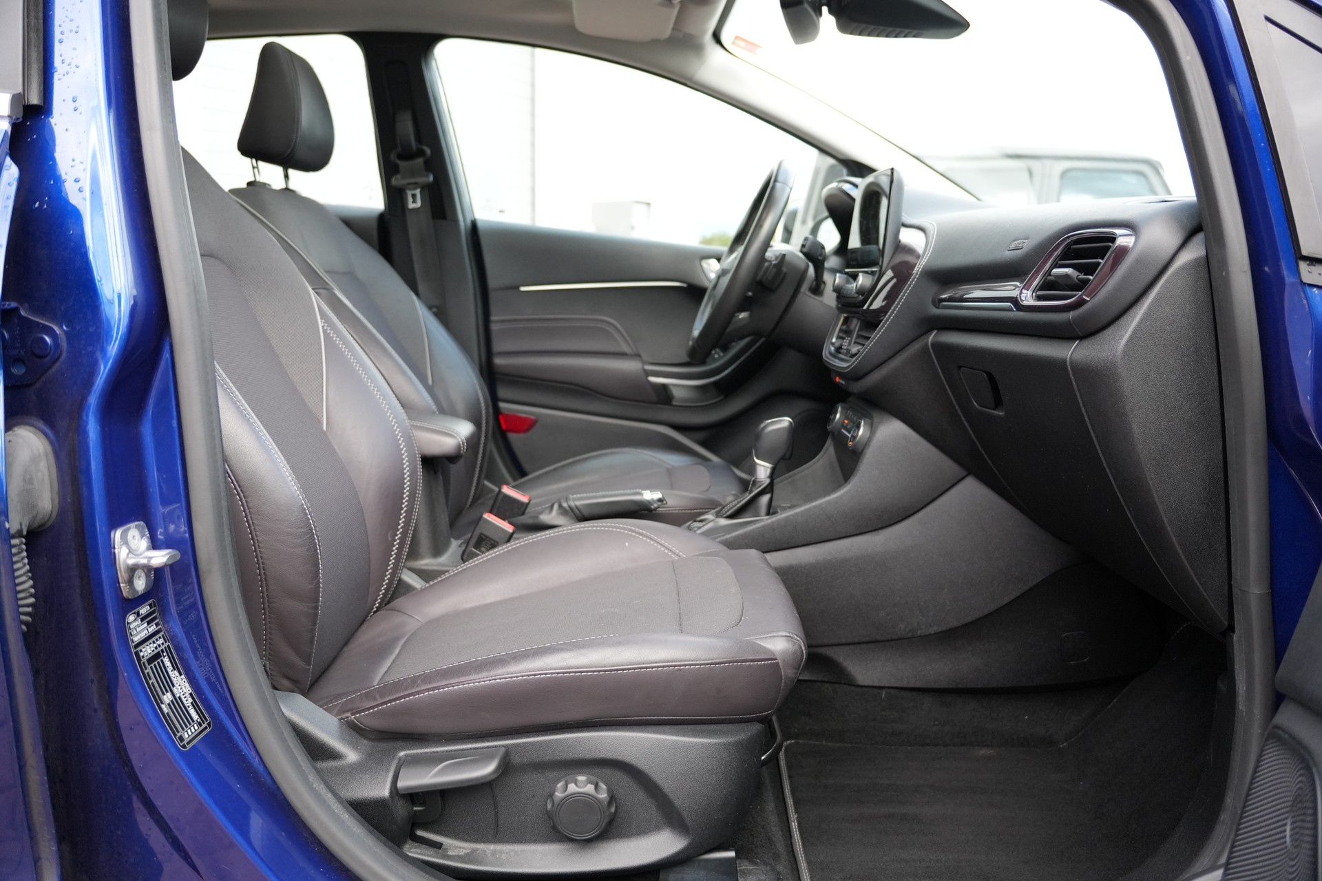 FORD Fiesta 1.0 SCTi Vignale Automat (CH)-image-11