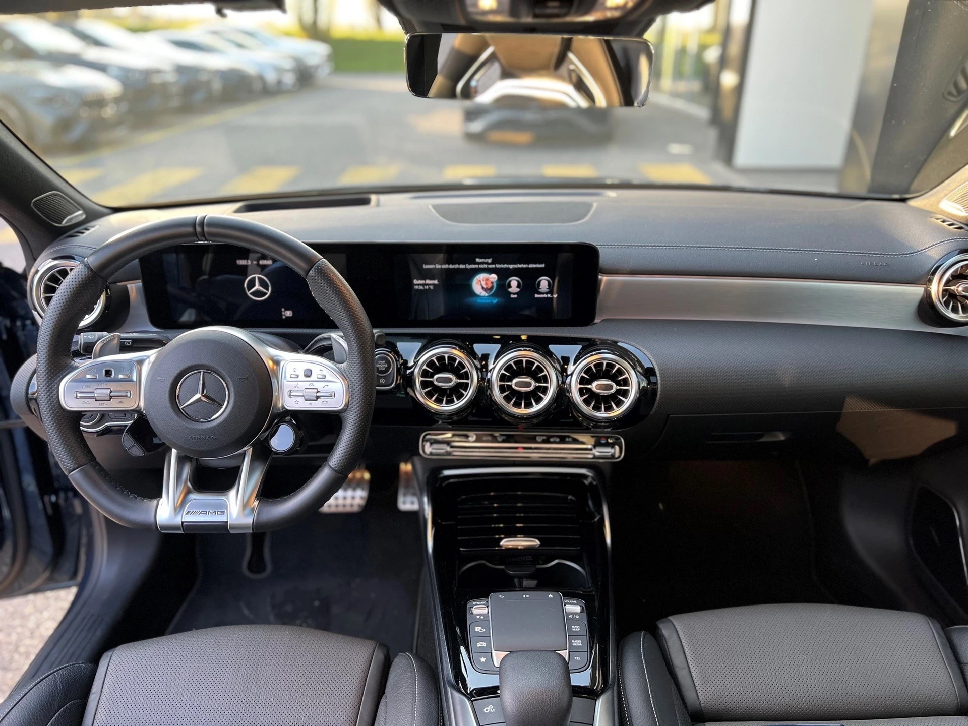 MERCEDES-BENZ A 35 AMG 4Matic Speedshift-image-3
