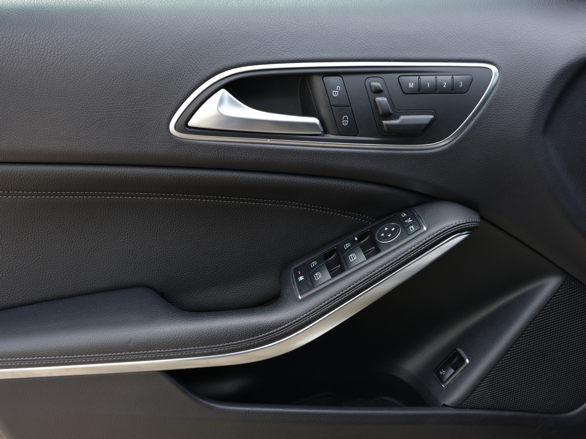 MERCEDES-BENZ GLA 250 AMG Line 4Matic 7G-DCT-image-9