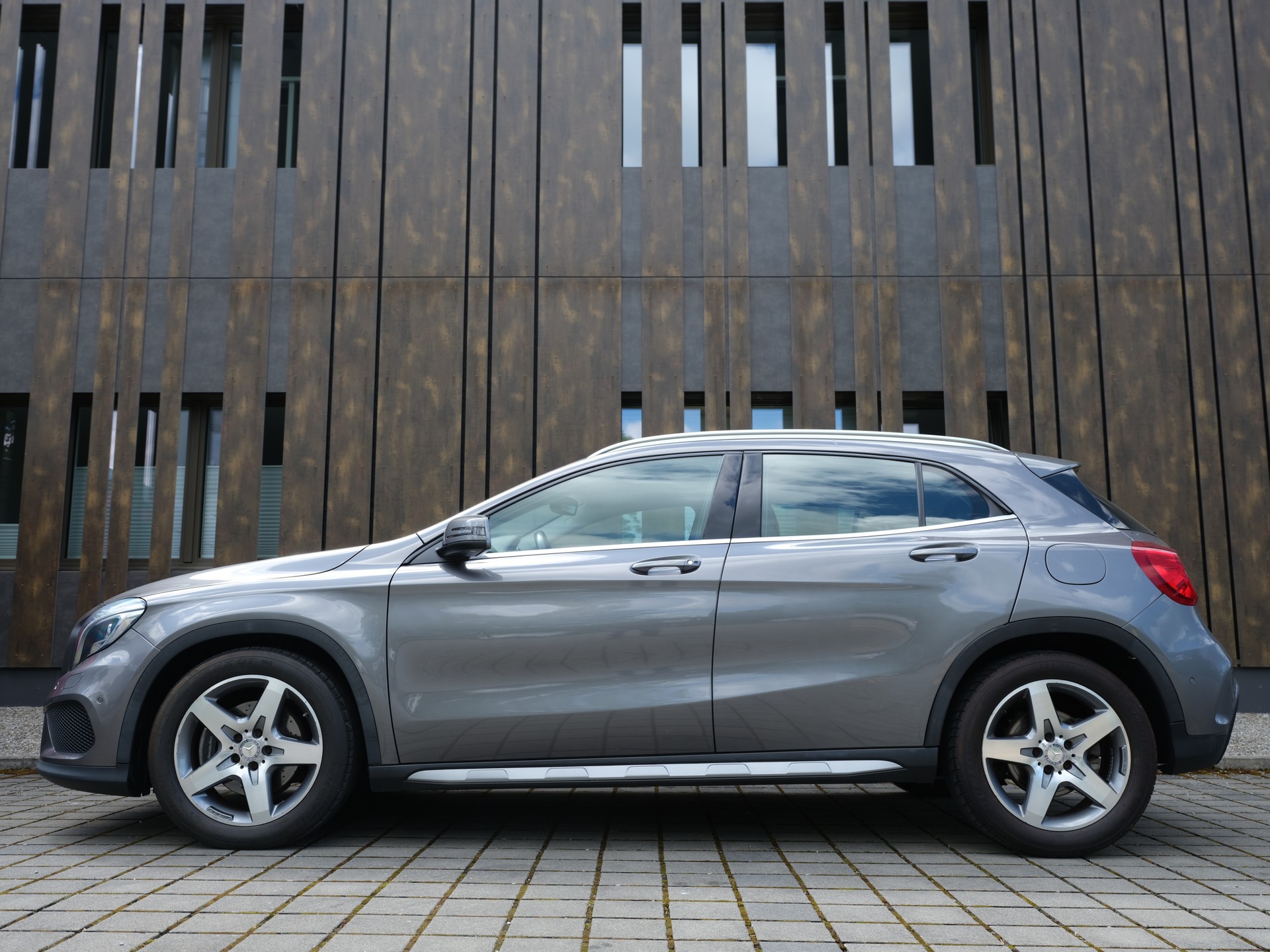 MERCEDES-BENZ GLA 250 AMG Line 4Matic 7G-DCT-image-2