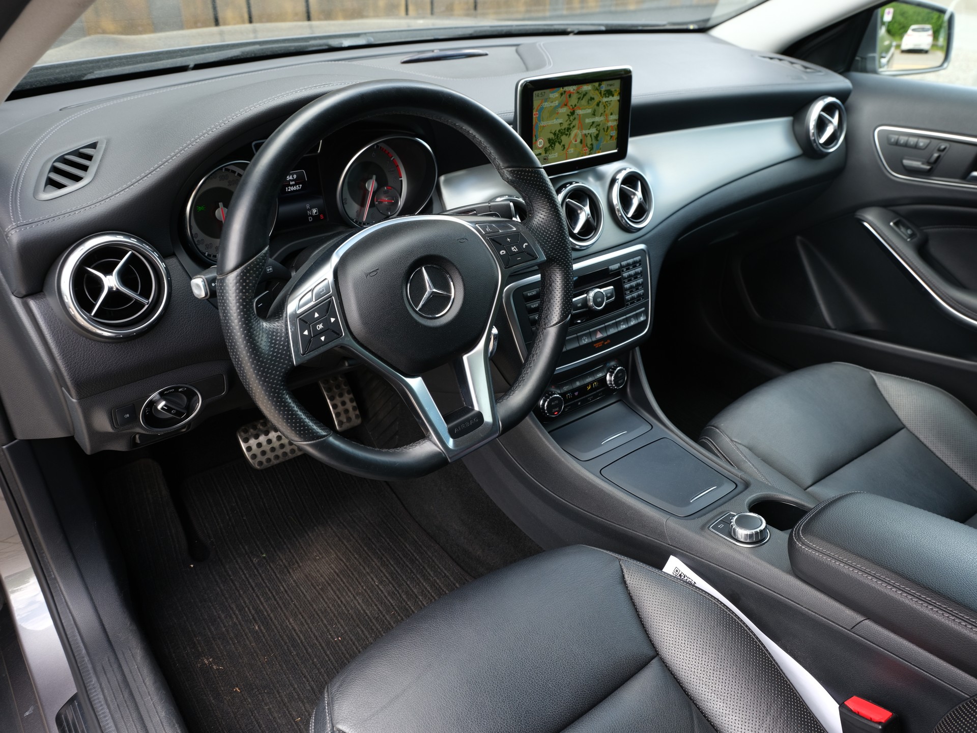 MERCEDES-BENZ GLA 250 AMG Line 4Matic 7G-DCT-image-11