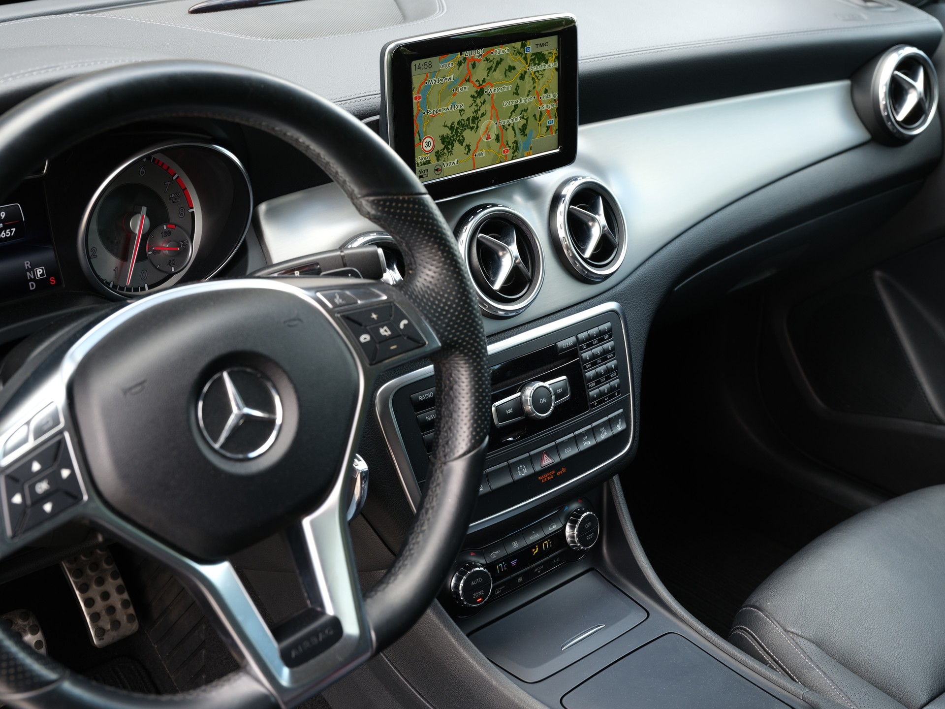 MERCEDES-BENZ GLA 250 AMG Line 4Matic 7G-DCT-image-12