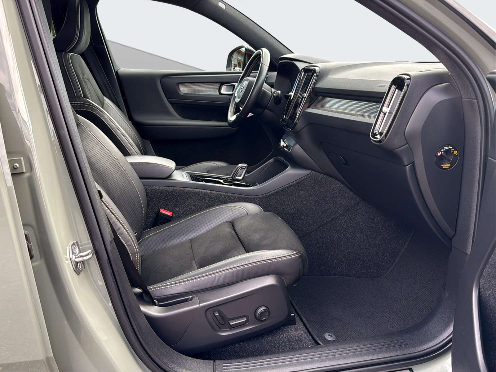 VOLVO XC40 P8 R-Design AWD-image-14