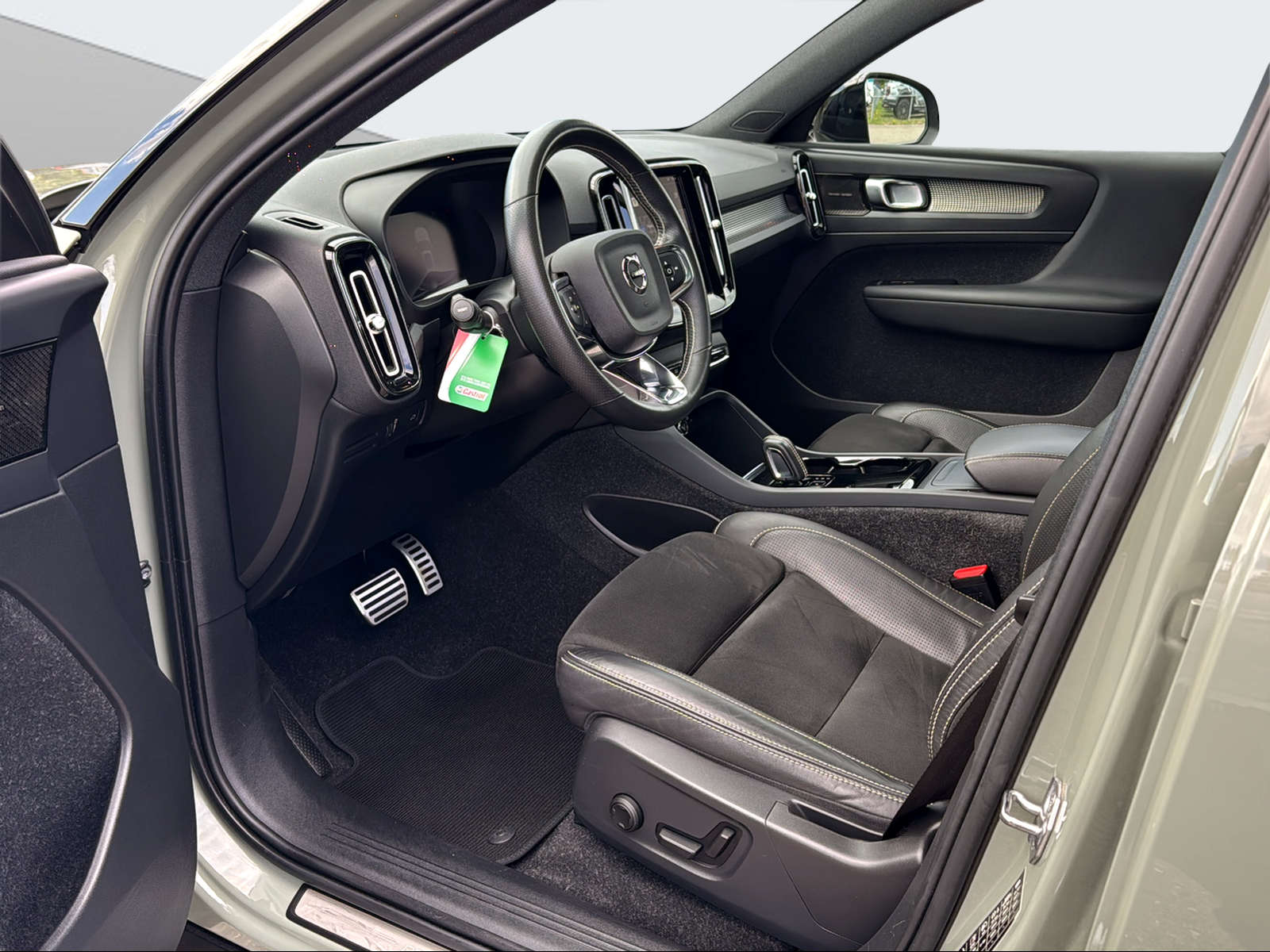 VOLVO XC40 P8 R-Design AWD-image-9