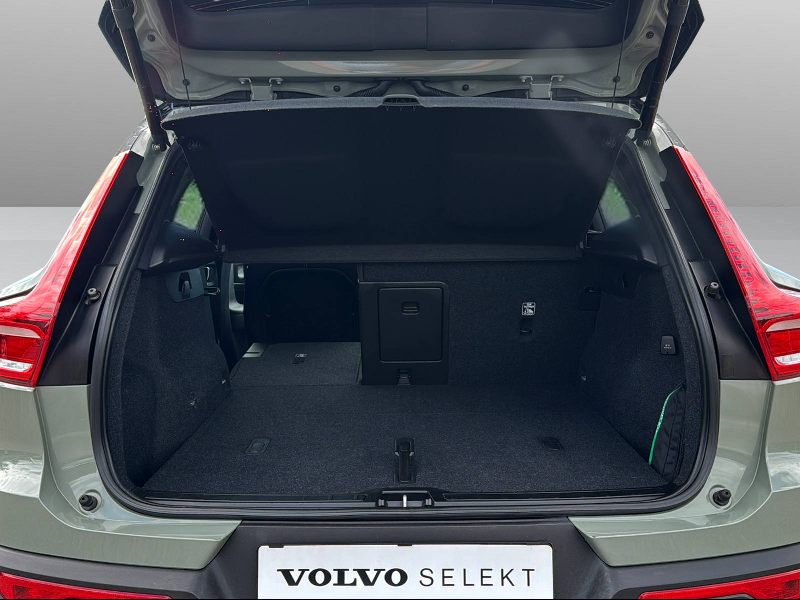 VOLVO XC40 P8 R-Design AWD-image-15
