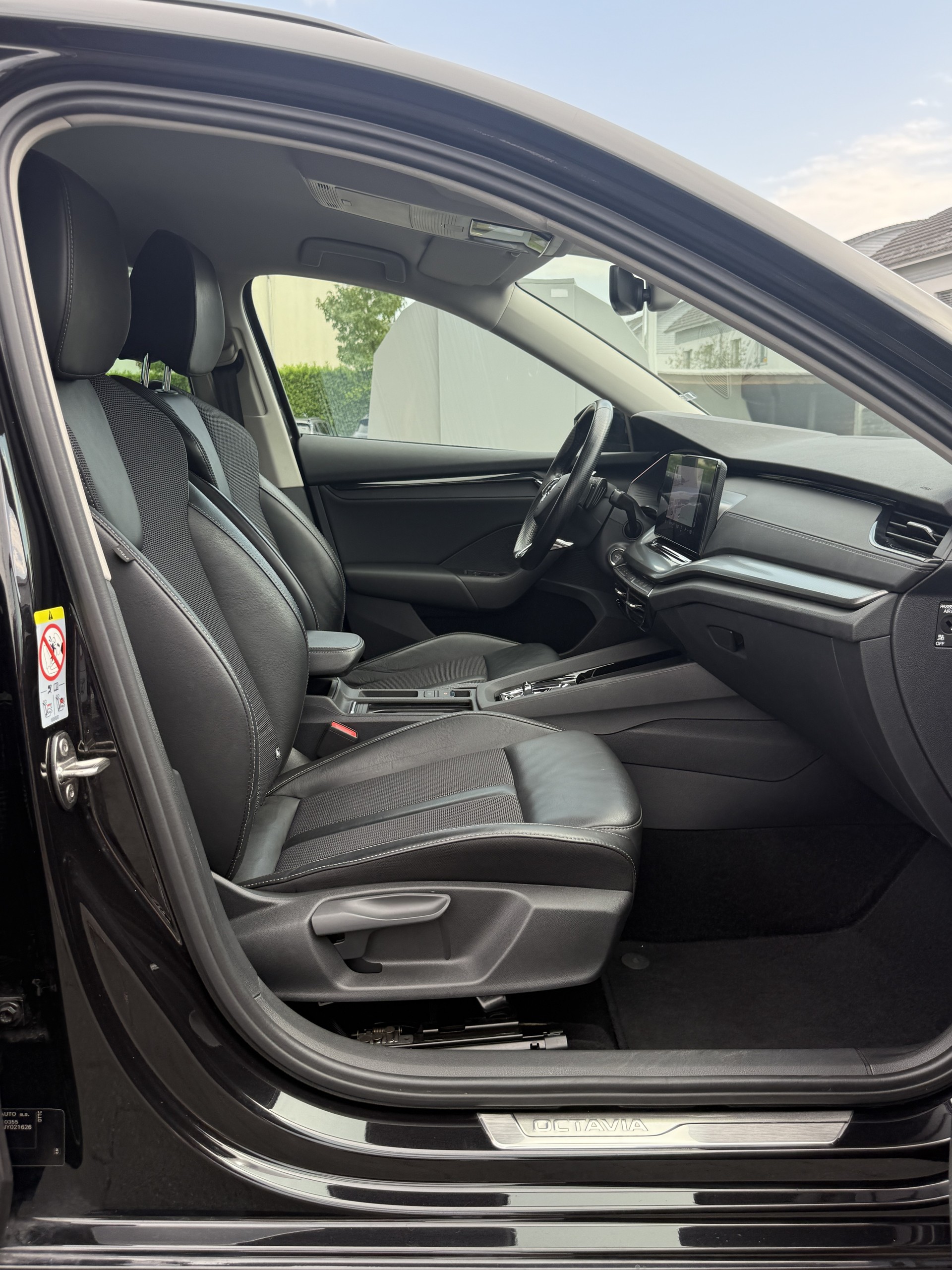 SKODA Octavia Combi 2.0 TDI Ambition 4x4 DSG-image-11