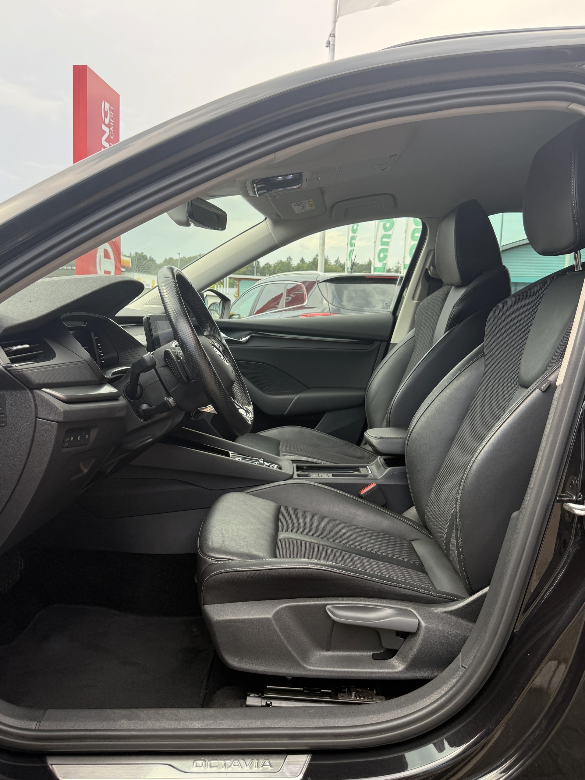 SKODA Octavia Combi 2.0 TDI Ambition 4x4 DSG-image-9