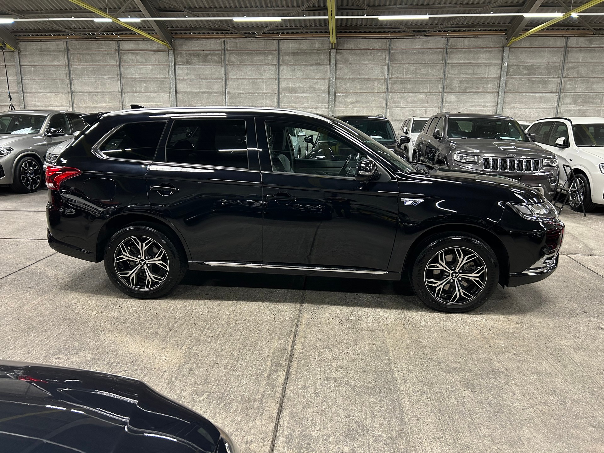 MITSUBISHI Outlander 2.4 PHEV Diamond 4WD Automatic-image-2