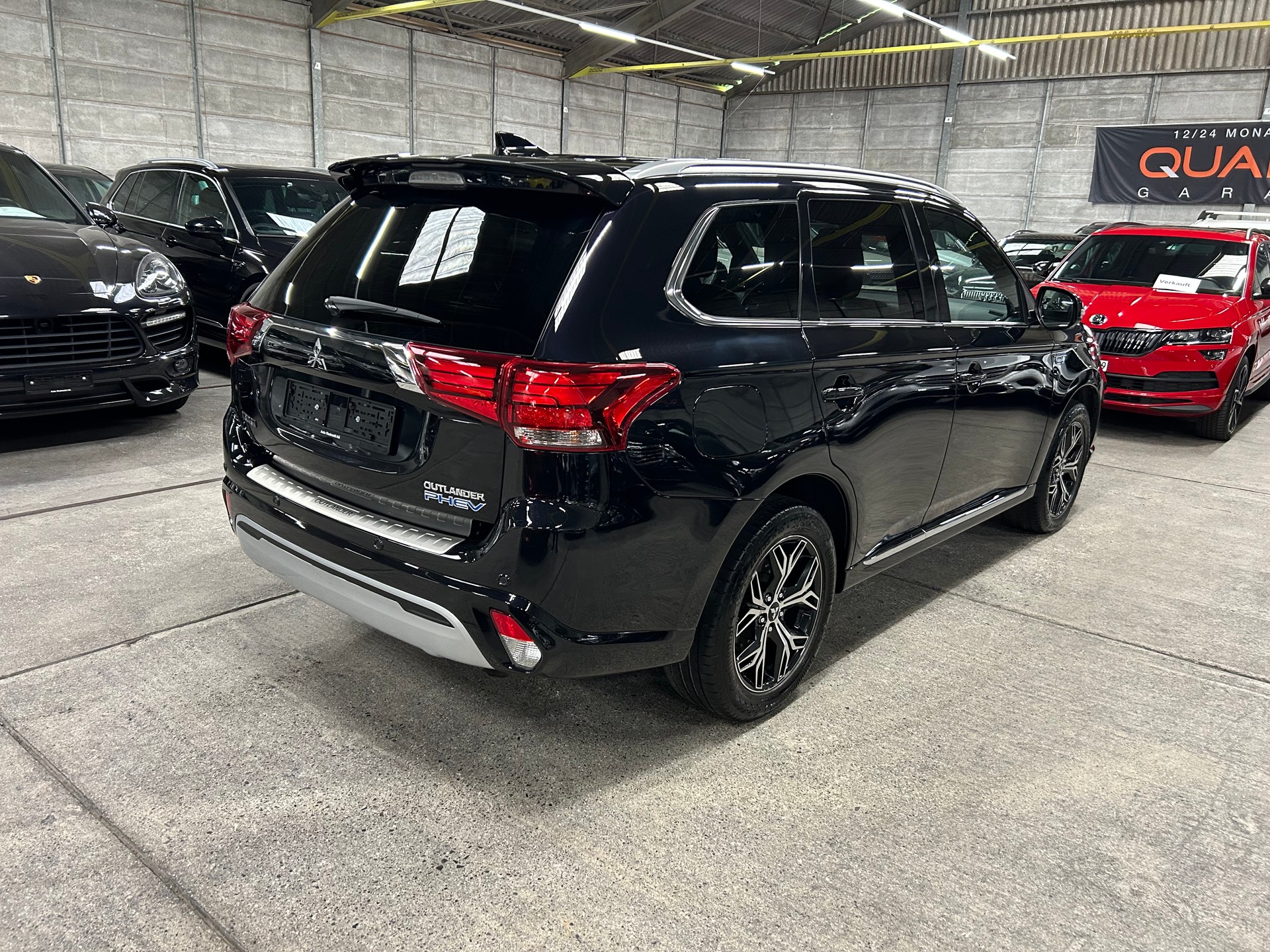 MITSUBISHI Outlander 2.4 PHEV Diamond 4WD Automatic-image-3