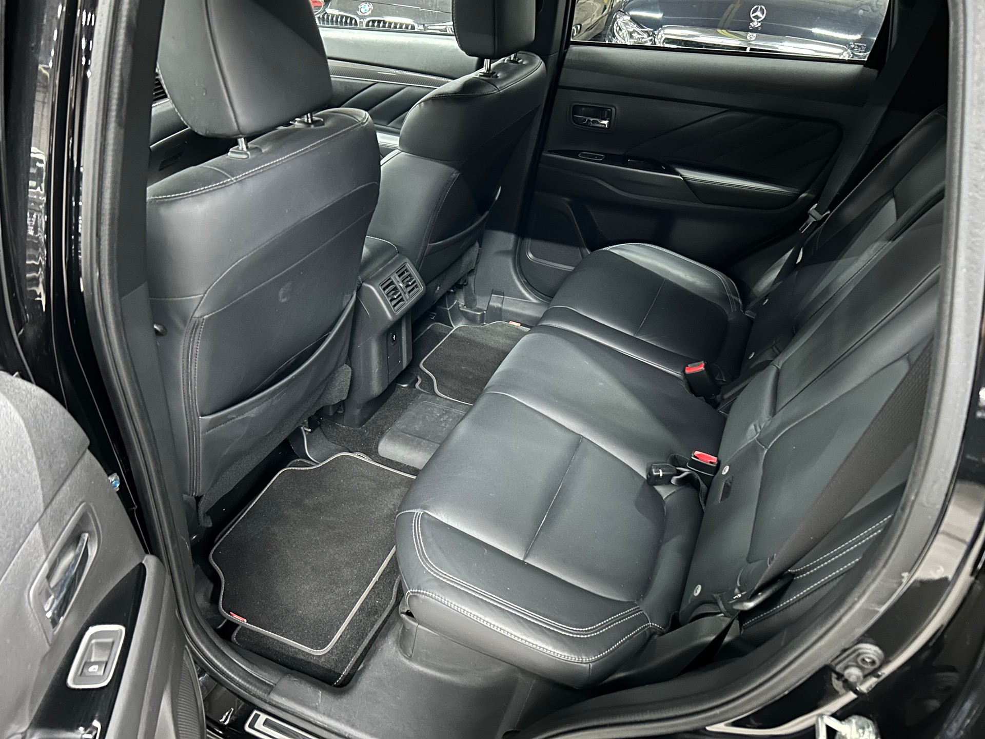 MITSUBISHI Outlander 2.4 PHEV Diamond 4WD Automatic-image-12