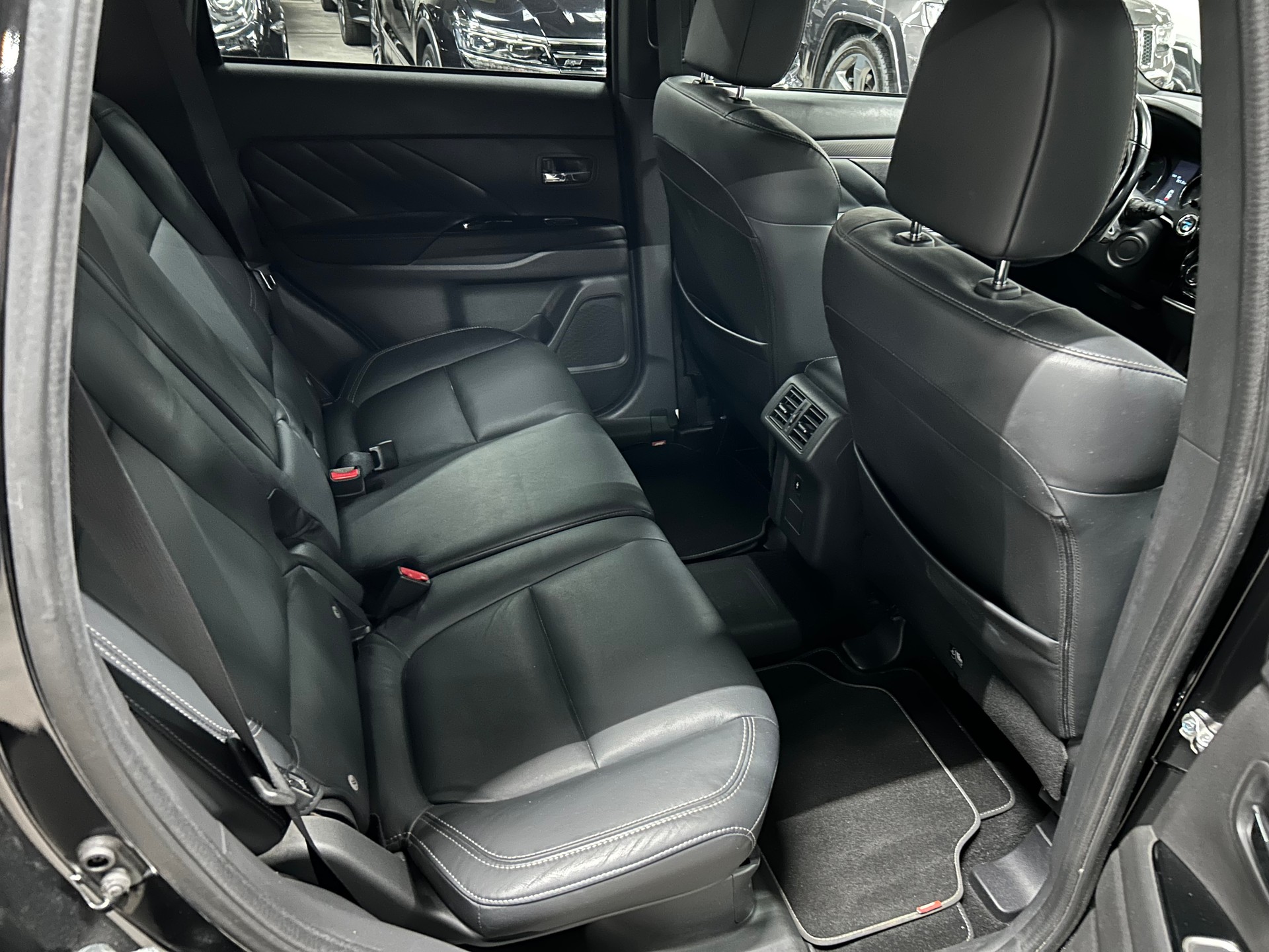 MITSUBISHI Outlander 2.4 PHEV Diamond 4WD Automatic-image-13