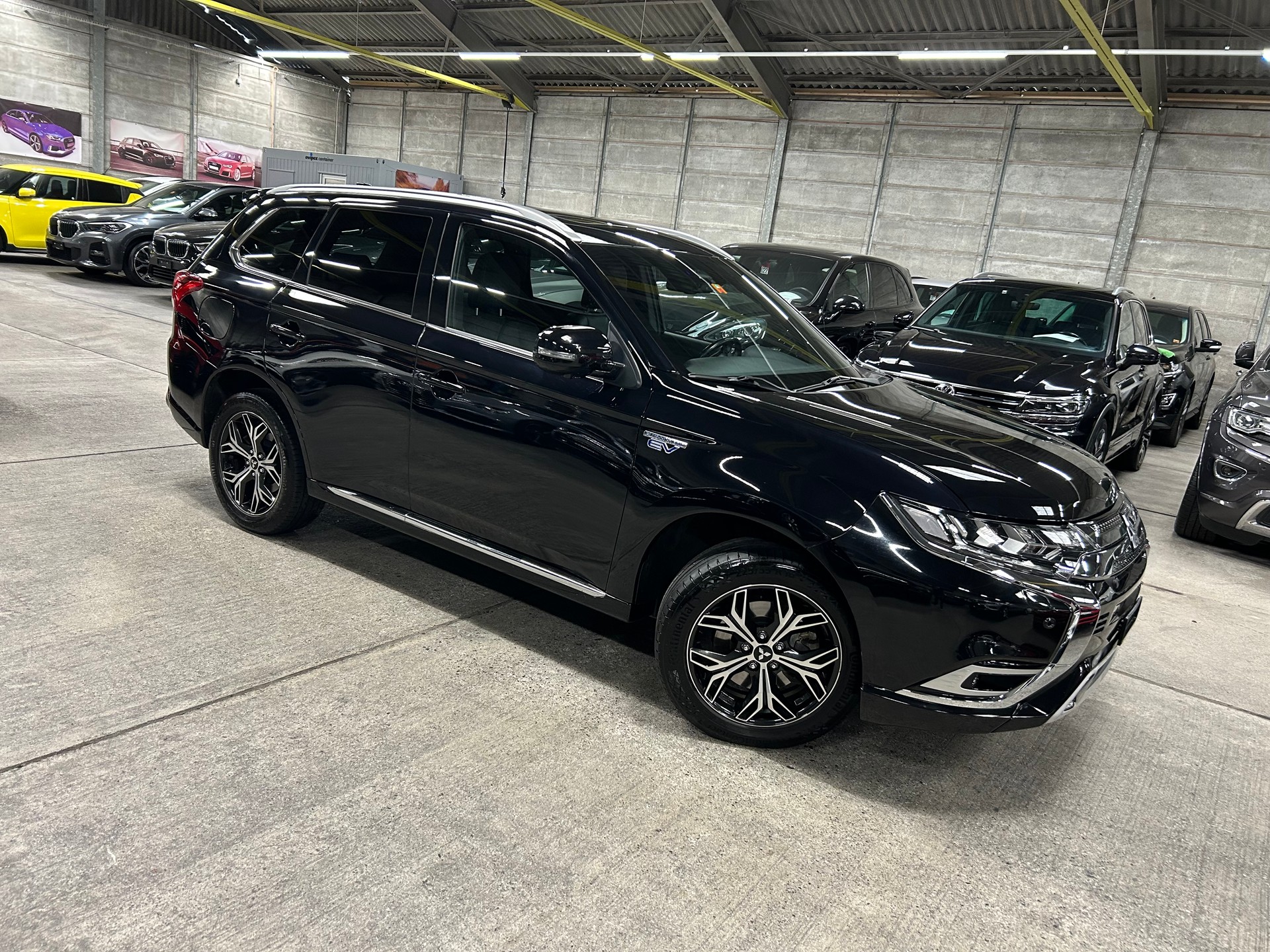 MITSUBISHI Outlander 2.4 PHEV Diamond 4WD Automatic-image-1
