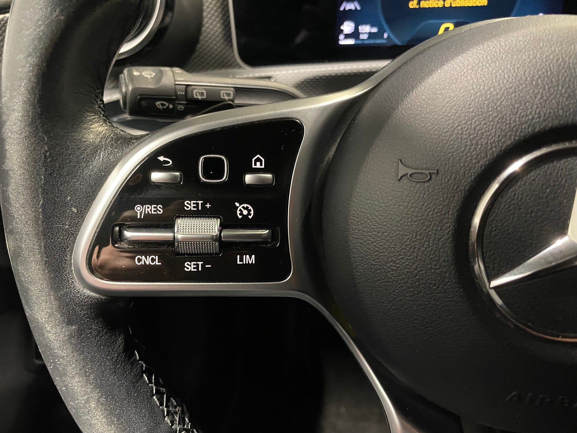 MERCEDES-BENZ CLA Shooting Brake 180 7G-DCT AMG Line (30)-image-13