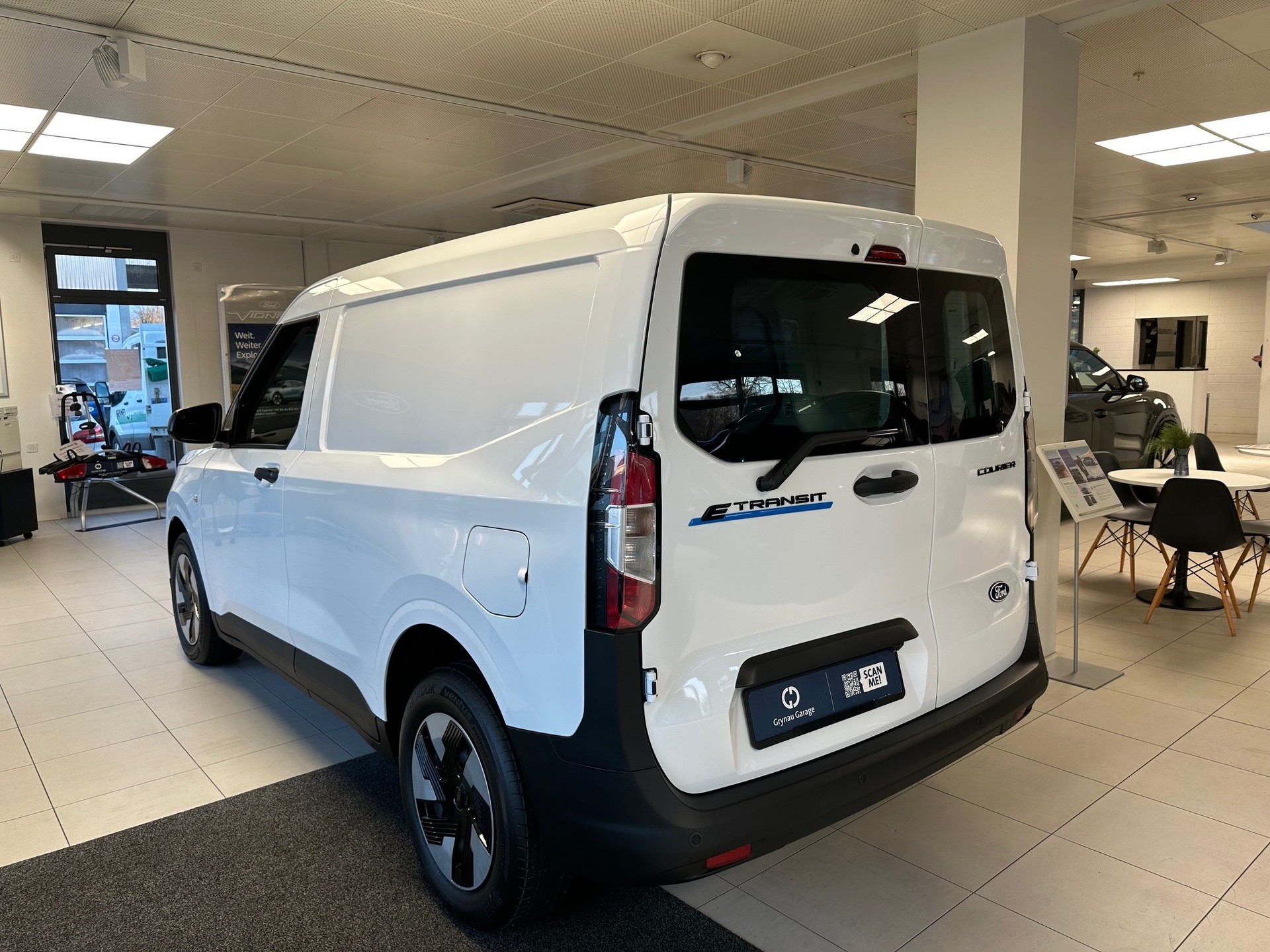 FORD E-Transit Courier Van Trend-image-7