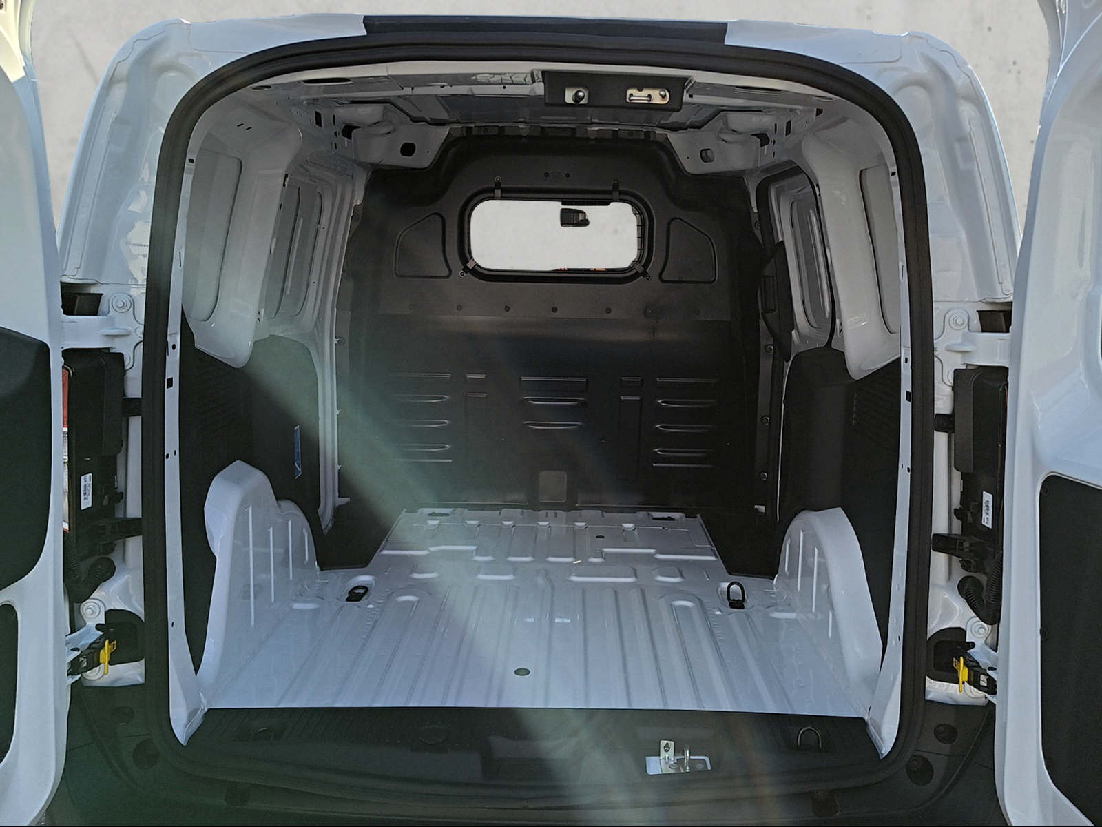 FORD E-Transit Courier Van Trend-image-8